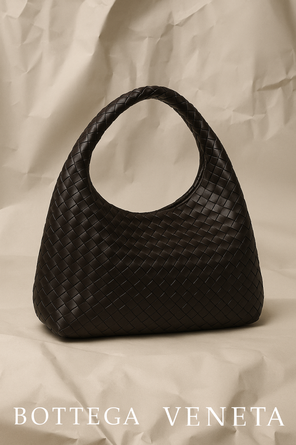 Sac à main noir en cuir tressé avec fond beige et logo Bottega Veneta en bas.