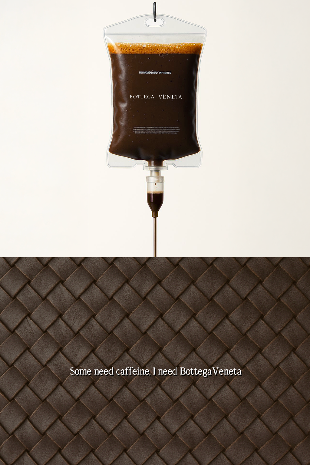 Une poche de liquide noir, étiquetée Bottega Veneta, suspendue à un support avec une seringue insérée en dessous. En arrière-plan, un motif de cuir tressé en brun avec le texte « Some need caffeine, I need BottegaVeneta ».