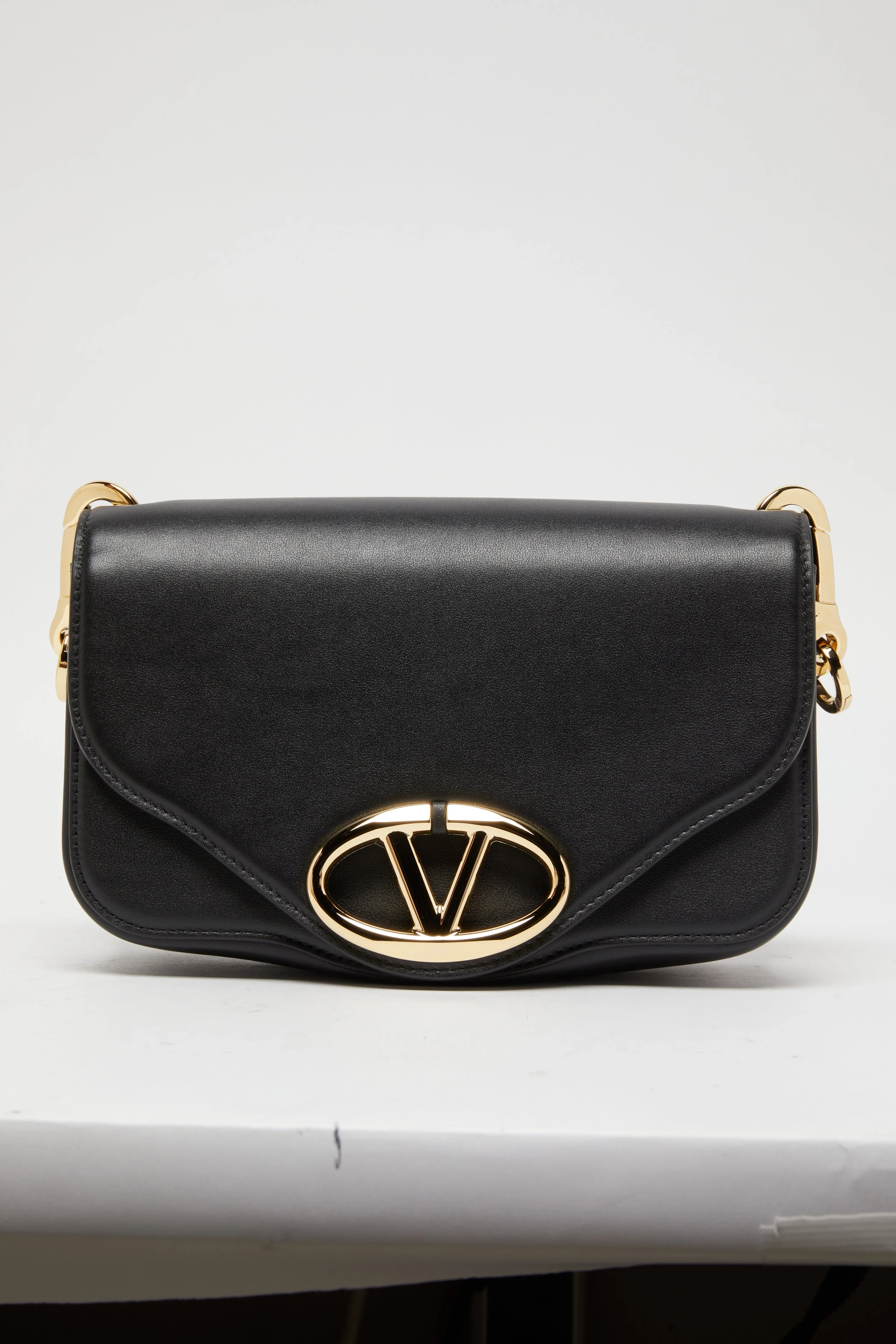 Sac à main noir avec logo doré