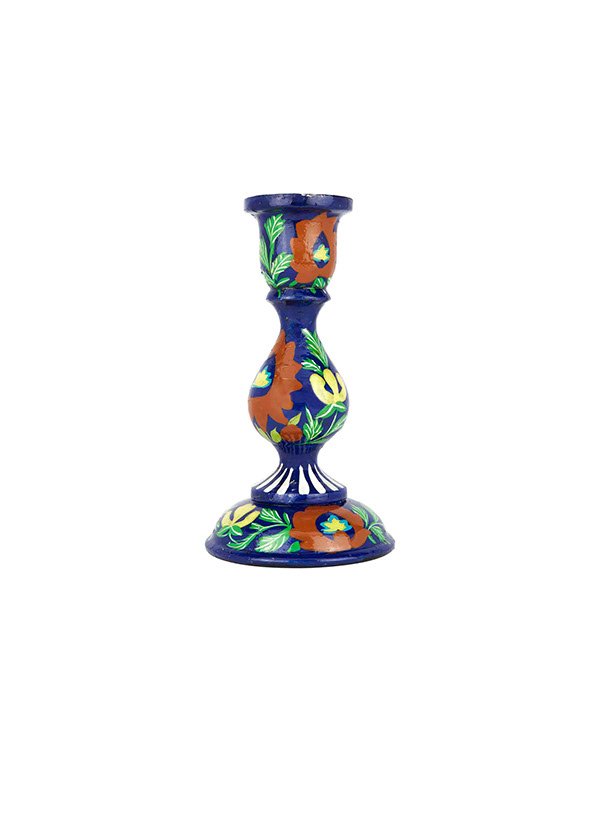 Vase en céramique coloré avec un motif floral sur fond bleu.