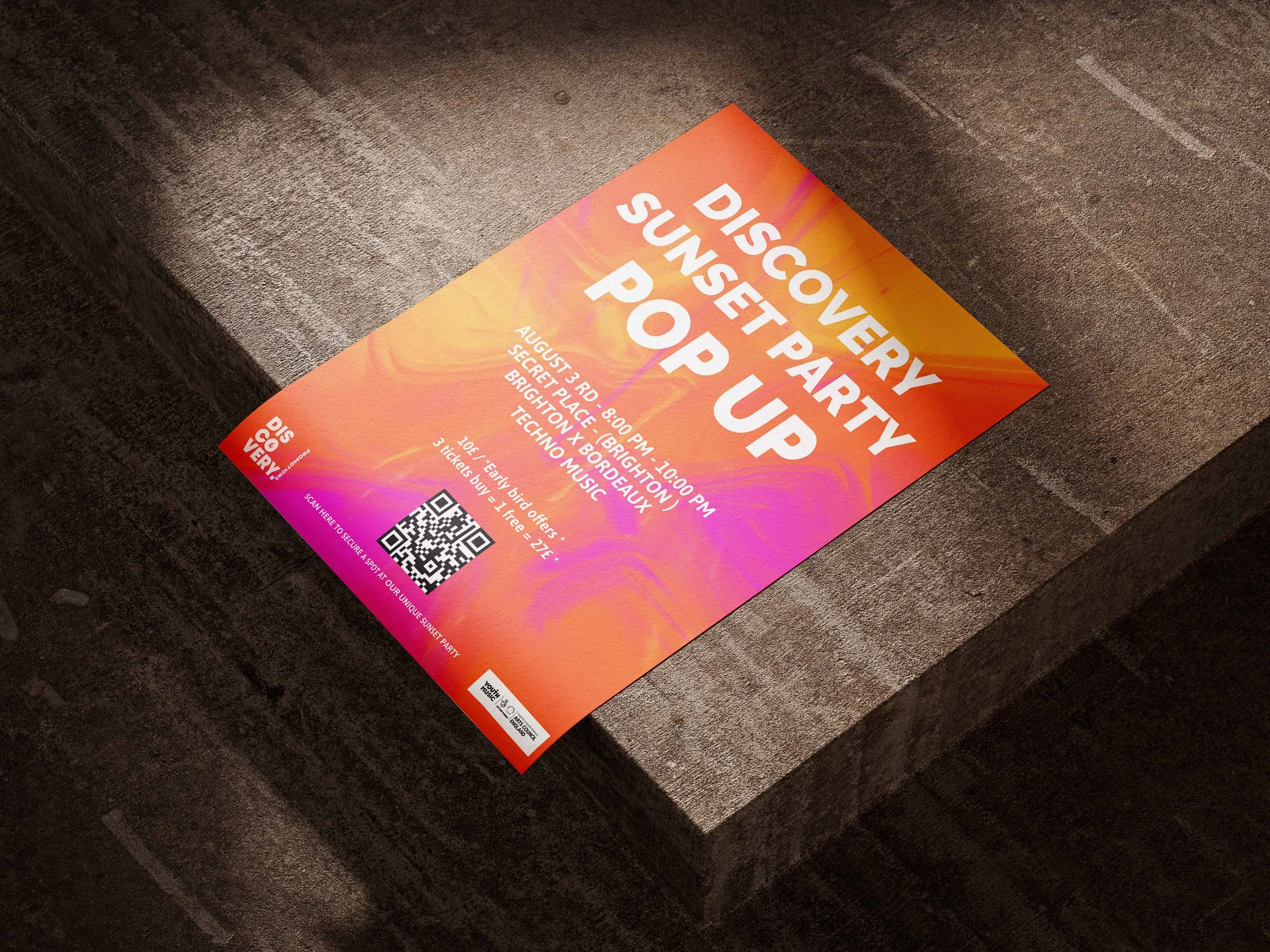 Flyer promotionnel pour une fête au coucher de soleil, avec la date 3 août de 20h00 à 1h00, mentionnant un lieu secret, des détails sur les billets et un code QR en bas pour plus d'informations.