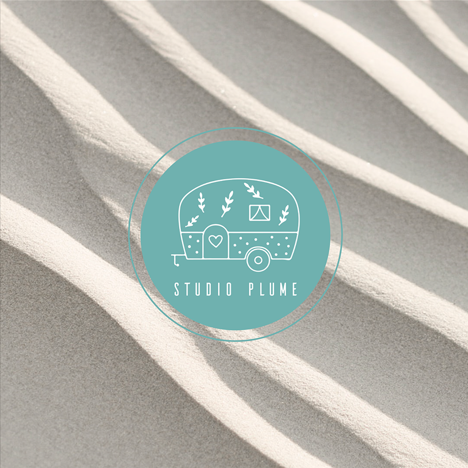 Logo de Studio Plume avec une caravane stylisée, des feuilles et un cœur, sur fond de sable blanc avec des lignes courbes.