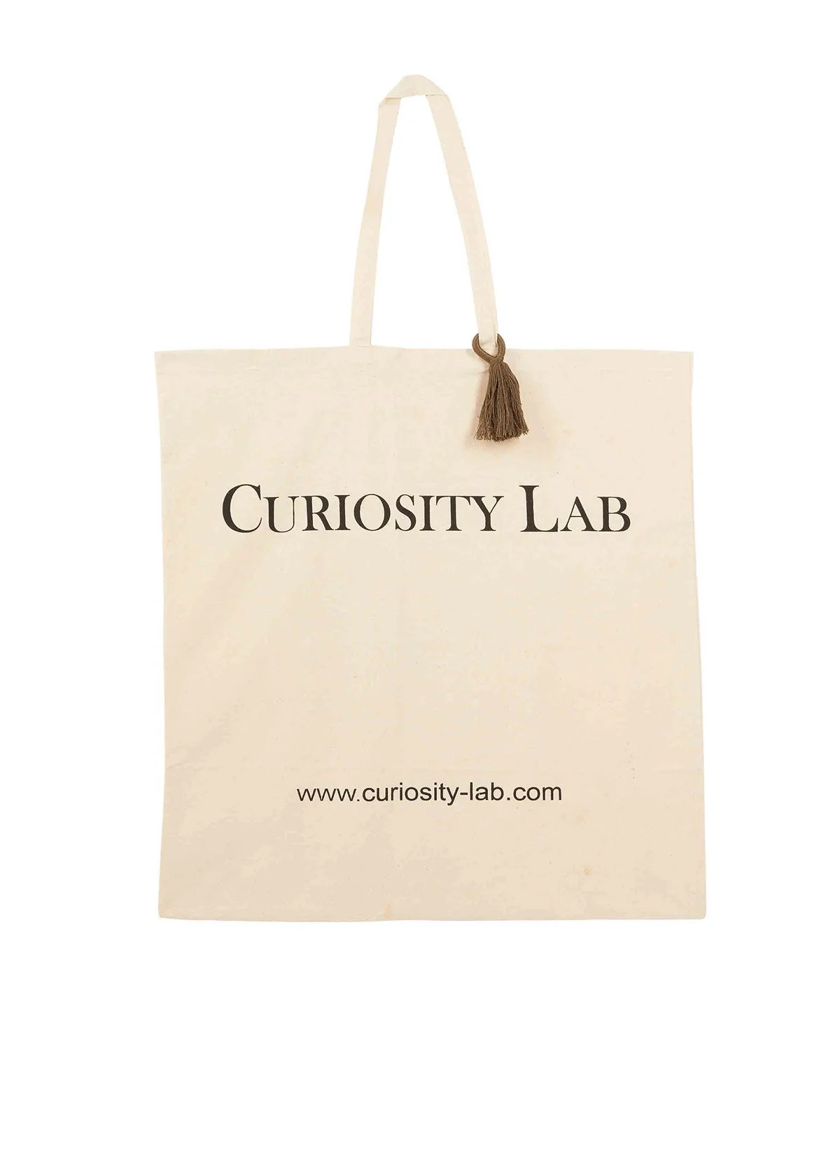 Sac en toile avec le texte 'CURIOSITY LAB' et une adresse URL 'www.curiosity-lab.com', décoré d’un pompon marron.