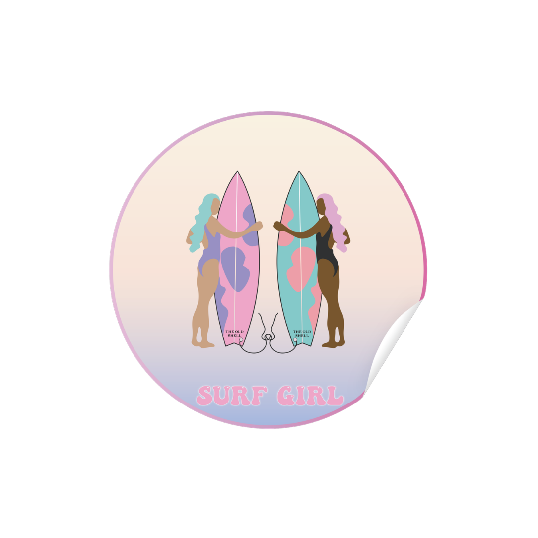 Une illustration de deux filles sur la plage, chacune tenant une planche de surf, avec le texte 'Surf Girl' en bas.