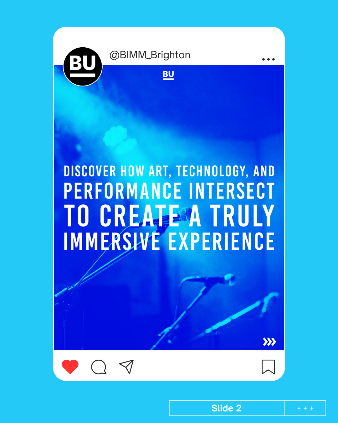 Une affiche bleue avec des microphones sur scène et un texte en anglais qui dit 'Discover how art, technology, and performance intersect to create a truly immersive experience', à côté de logos et boutons d'interaction d'une publication sur les résea