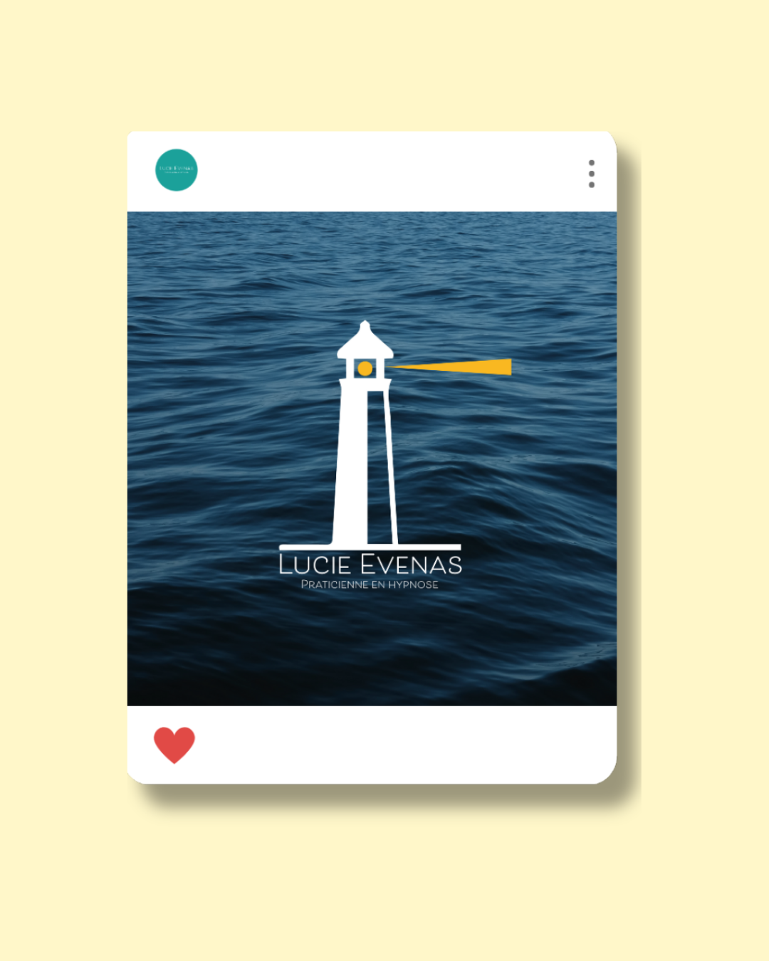 Carte présentant un phare blanc avec une ligne d'horizon de mer bleue en arrière-plan, logo avec texte 'Lucie Evnas' et sous-titre 'Praticienne en Hypnose'.