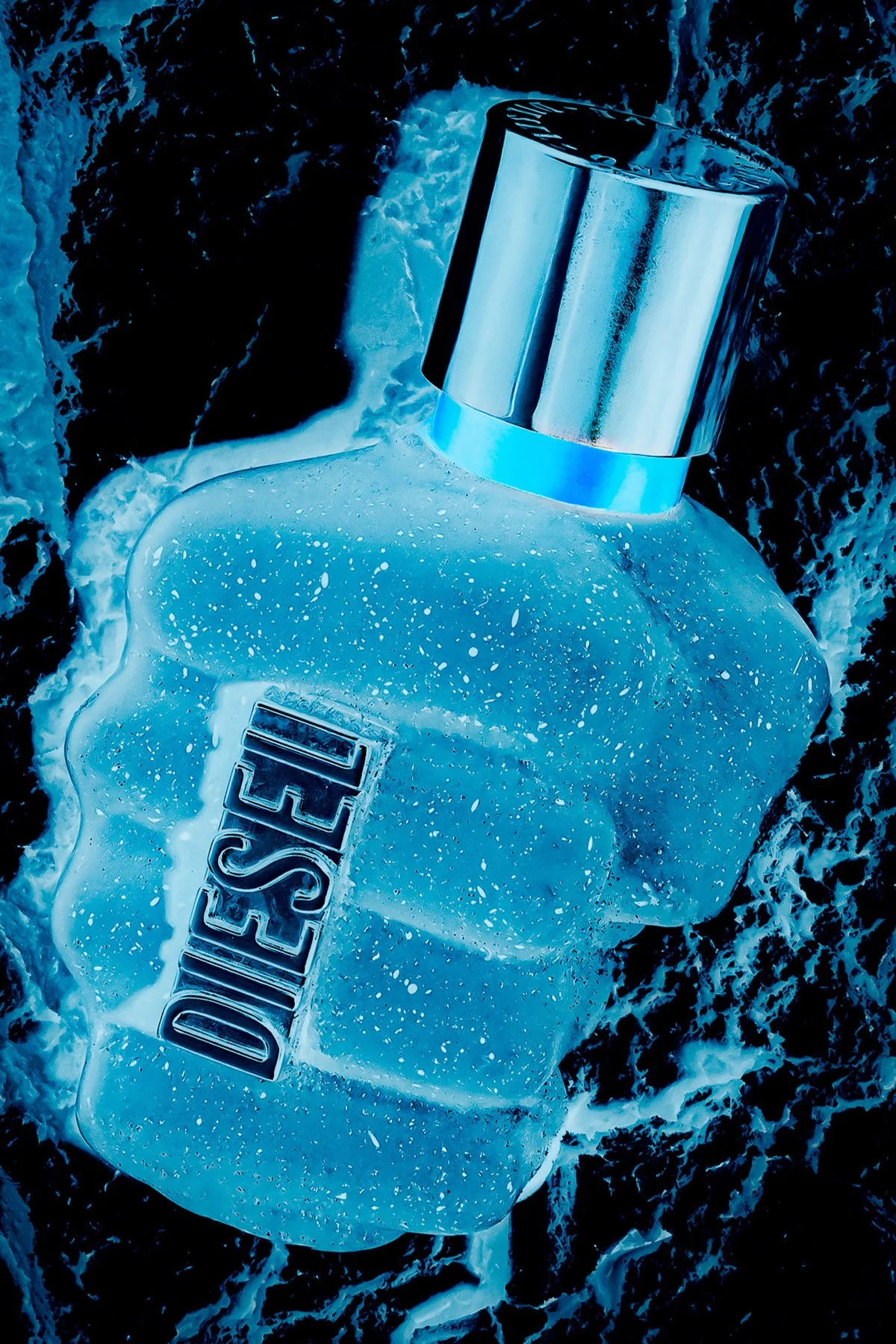 Flacon de parfum Diesel posé sur un fond noir avec de l'eau et des glaçons. Le flacon est en verre transparent avec des éclaboussures d'eau et un bouchon métallique.