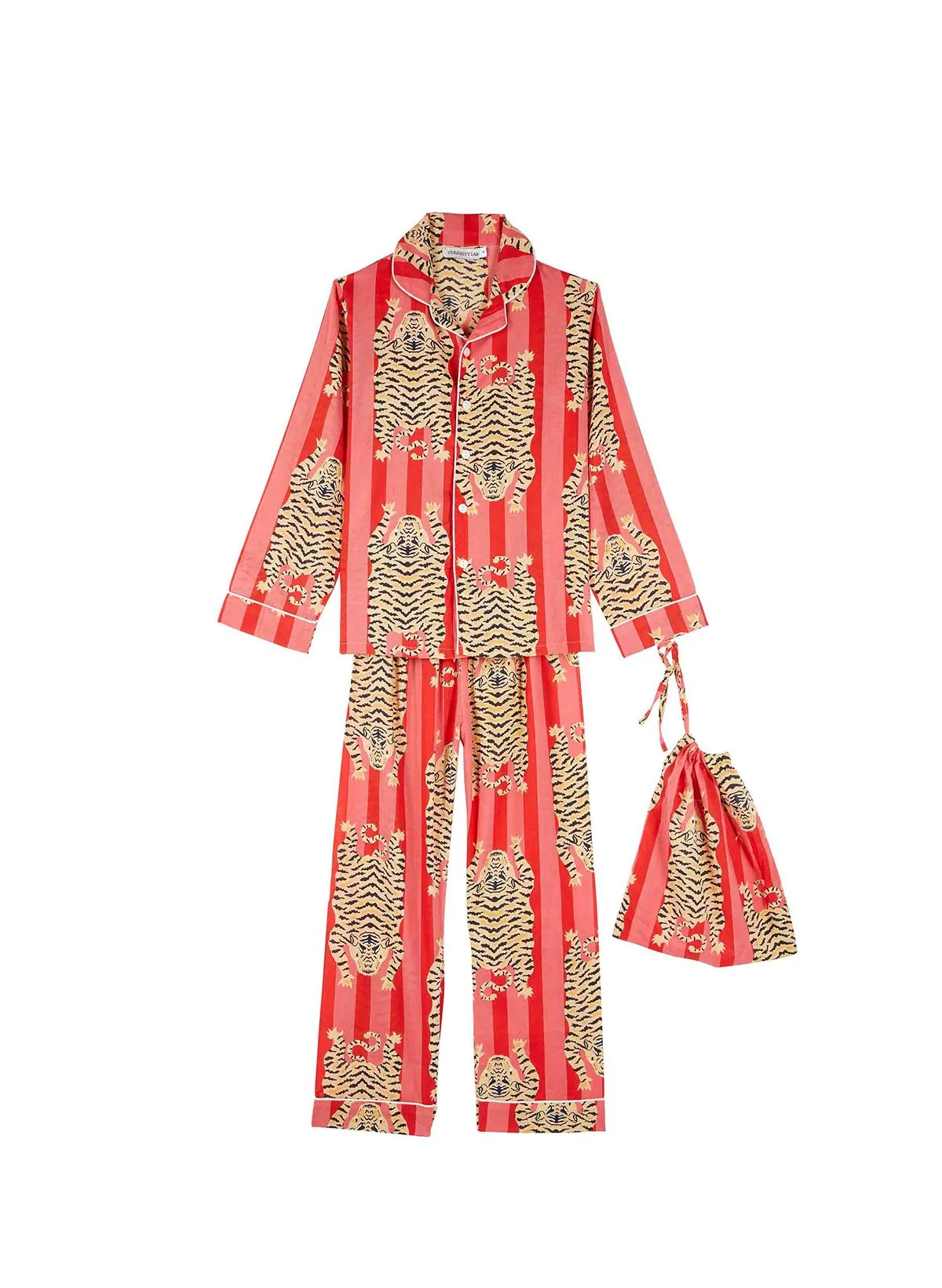 Pyjama avec motif de tigres et rayures rouges, comprenant un haut, un pantalon et un sac assorti.
