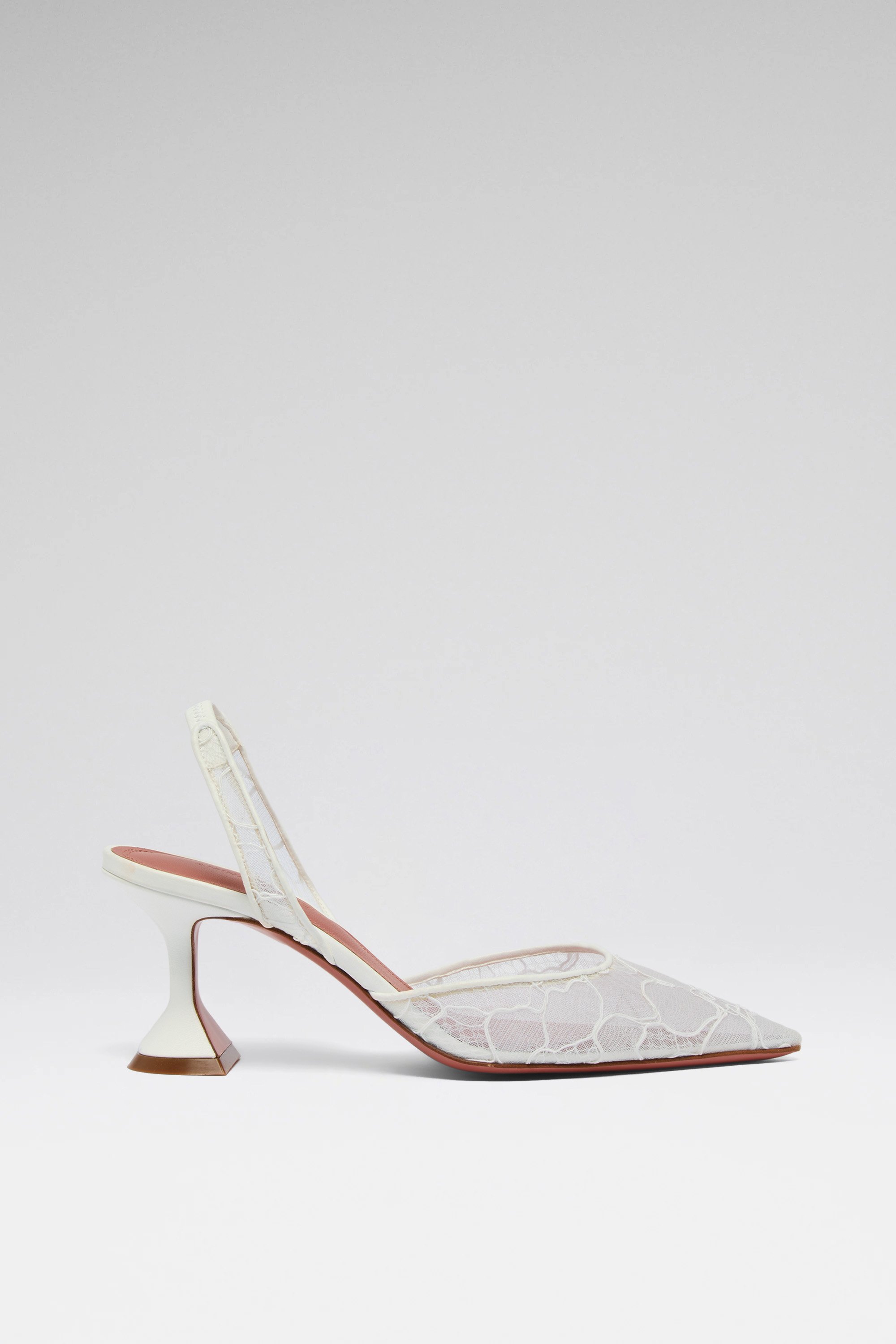 Chaussure à talon haut, en matière transparente avec motif en forme de toile d'araignée, pointue, sur fond blanc.