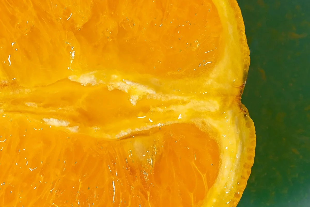 Une moitié d'orange coupée montrant la chair orange juteuse et les segments.