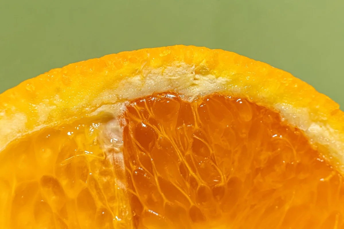 Une tranche d'orange fraîche avec sa chair juteuse et ses segments visibles.