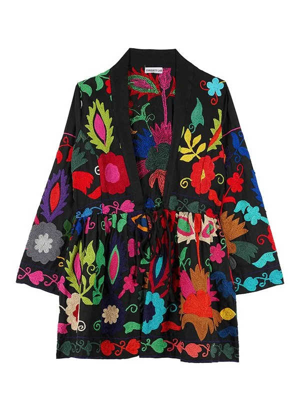 Robe noire brodée de motifs floraux colorés, y compris des fleurs et feuilles dans des couleurs vives comme le rouge, le vert, le bleu, le rose, le violet, et le jaune.