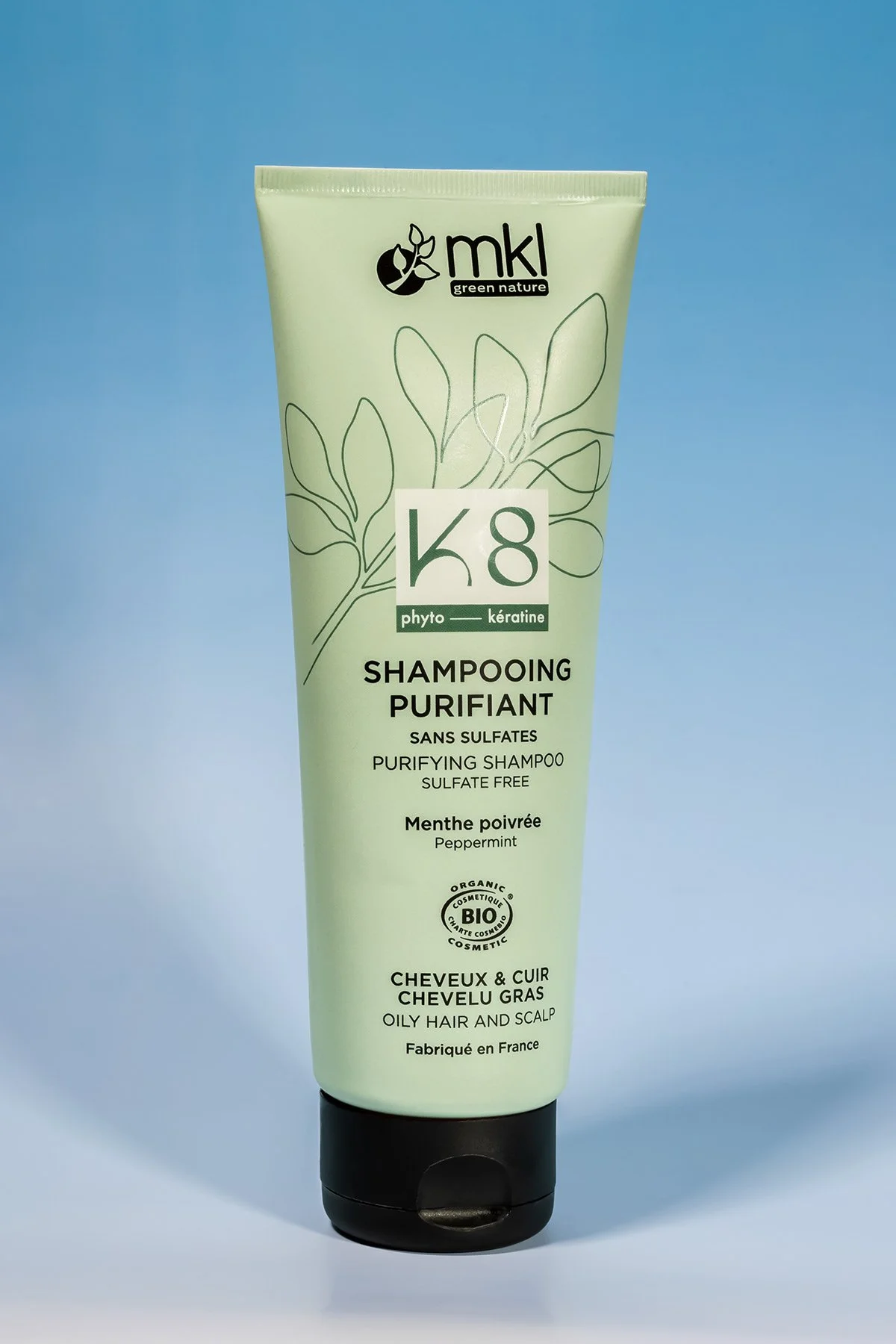 Tube de shampoing purifiant aux extraits de menthe, sans sulfates, conçu pour cheveux et cuir chevelu gras, fabriqué en France.