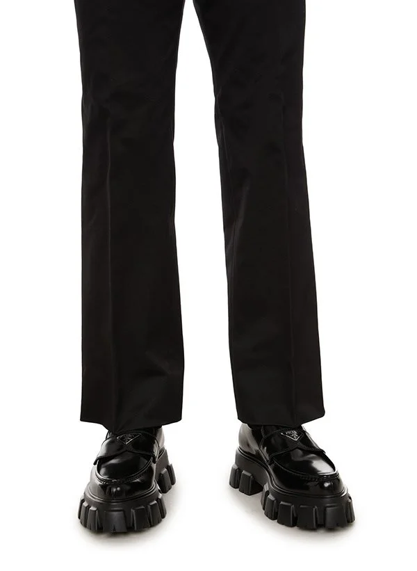 Pantalon noir et chaussures à semelle épaisse