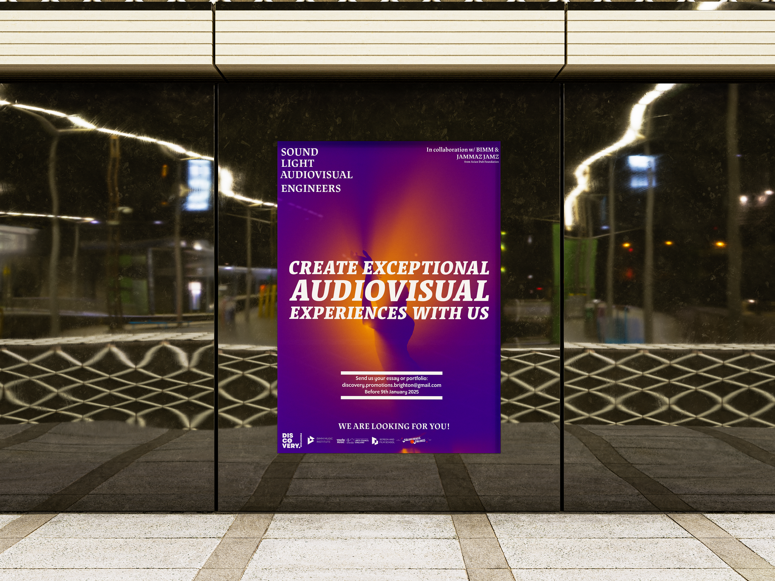 Une affiche promotionnelle violette et orange sur un mur en verre dans une station de métro, annonçant la création d'expériences audiovisuelles exceptionnelles, avec des instructions pour envoyer un dossier de candidature par email et une invitation 