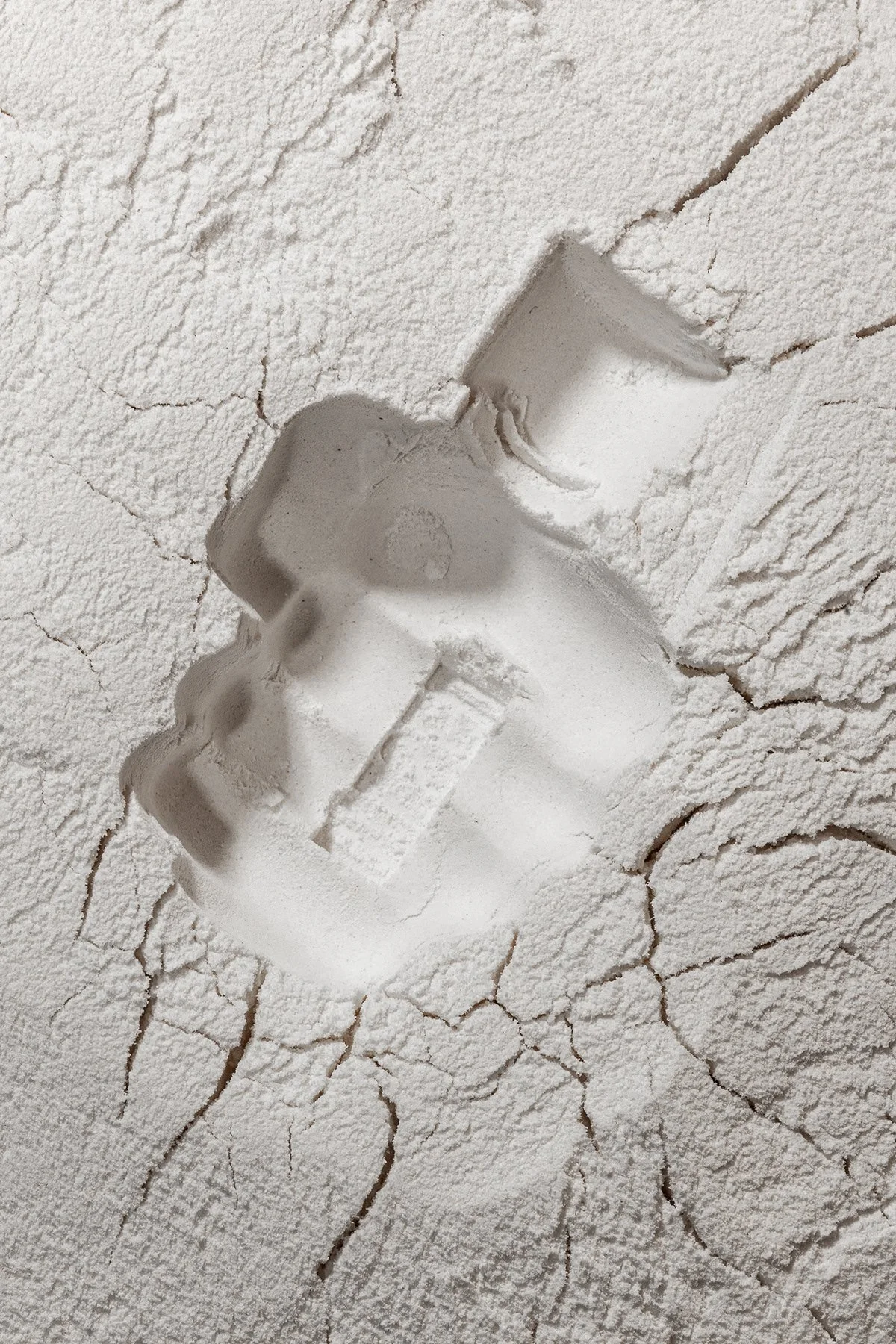 Espace réservé pour une prise électrique ou un interrupteur encastré dans un mur blanc