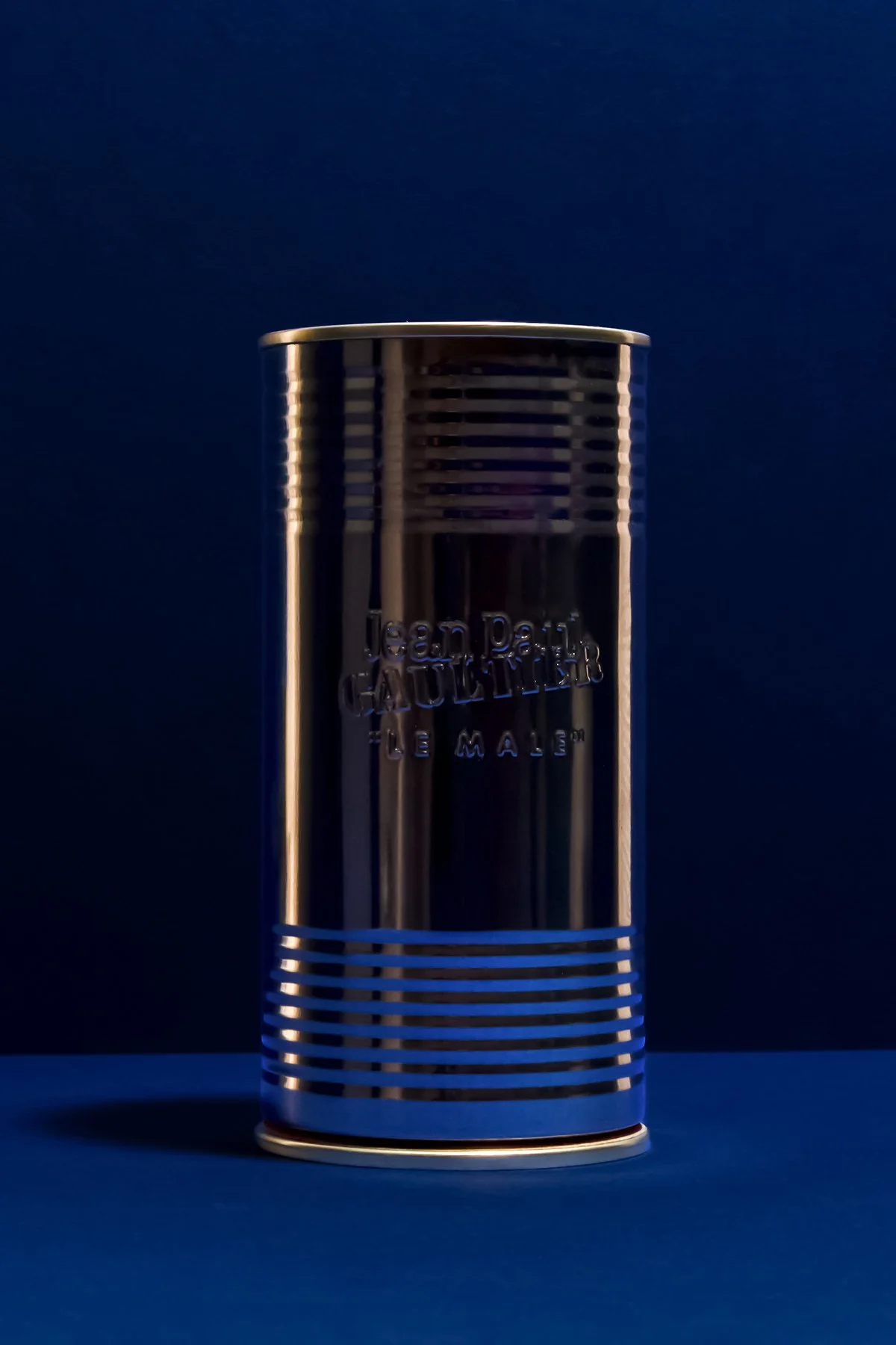 Une boîte en métal de couleur argentée portant l'inscription 'Jean Daur CHAUMETTE DE MAL' sur un fond bleu foncé.