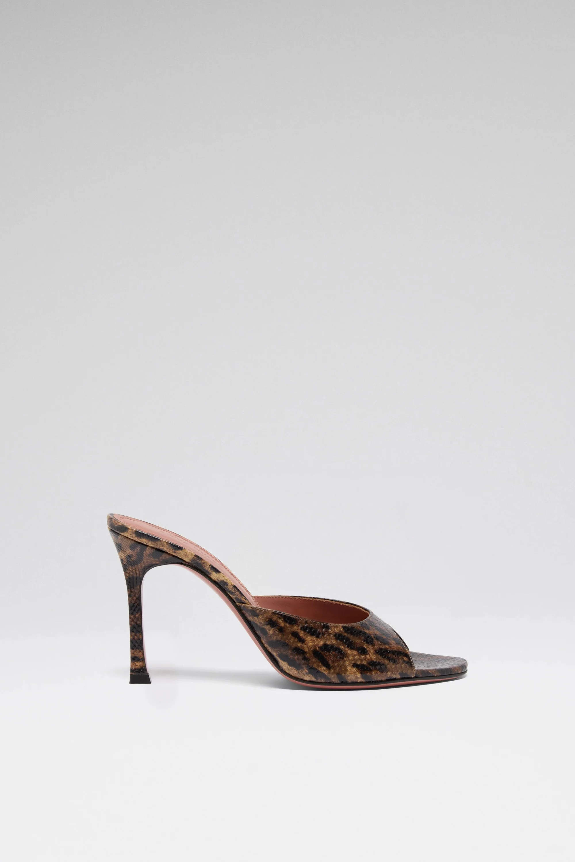 Chaussure à talon haut à motif léopard sur un fond blanc