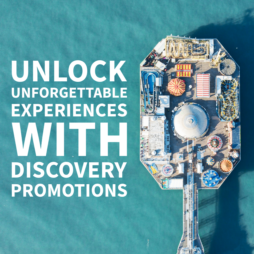 Une vue aérienne d'une jetée avec attraction et zones de divertissement, face à la mer, accompagnée du texte en français : 'Déverrouillez des expériences inoubliables avec Discovery Promotions'.