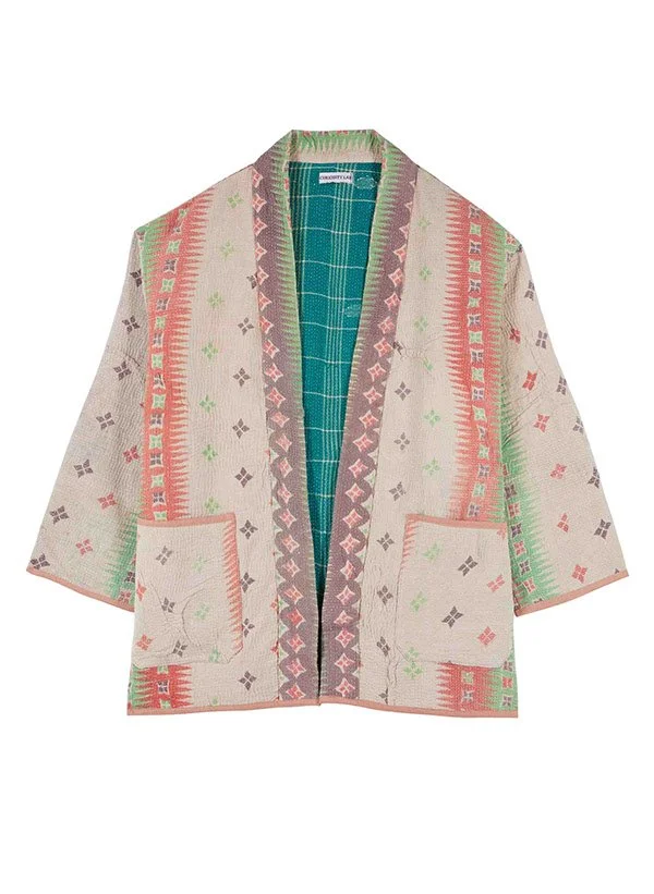 Veste kimono colorée avec motifs géométriques et poches, ouverte, vue de face.