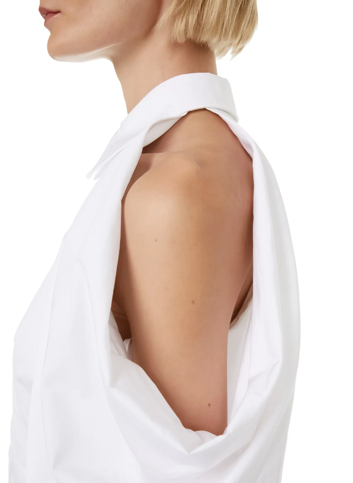 Un profil d'une femme portant une chemise blanche, avec un épaule exposée, visible de l'épaule jusqu'au visage malgré la partie inférieure du visage coupée.