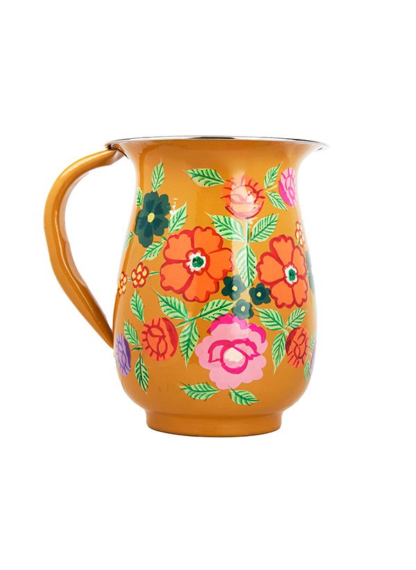 Une cruche en céramique orange avec un motif floral coloré, comprenant des fleurs rouges, roses, violettes, et des feuilles vertes.