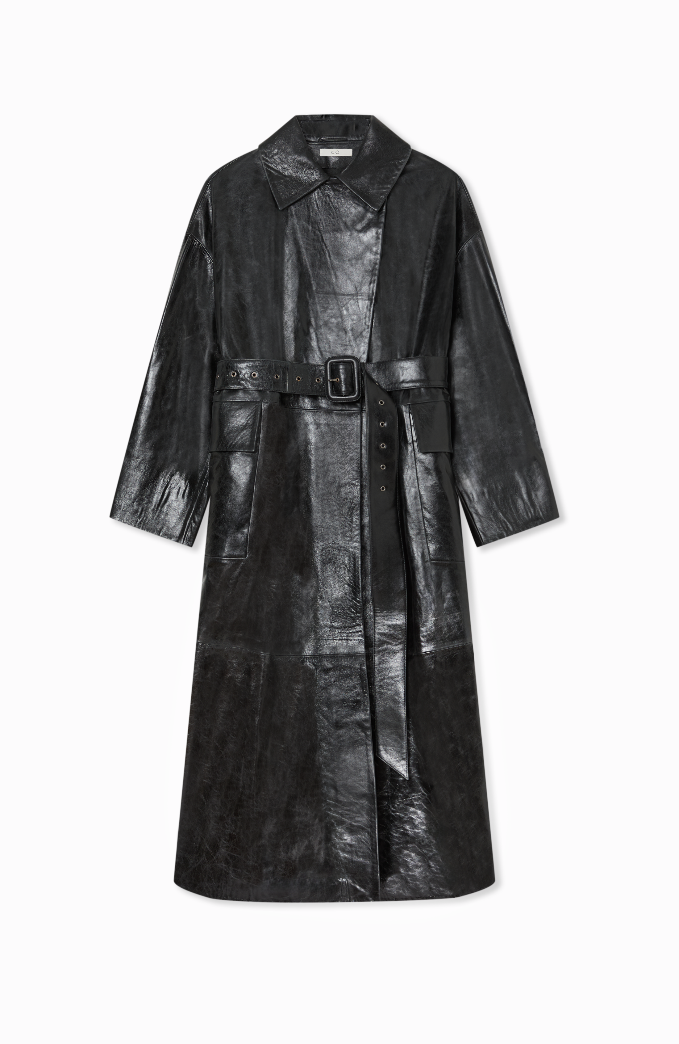 Manteau long en cuir noir avec ceinture, manches longues, col pointu.