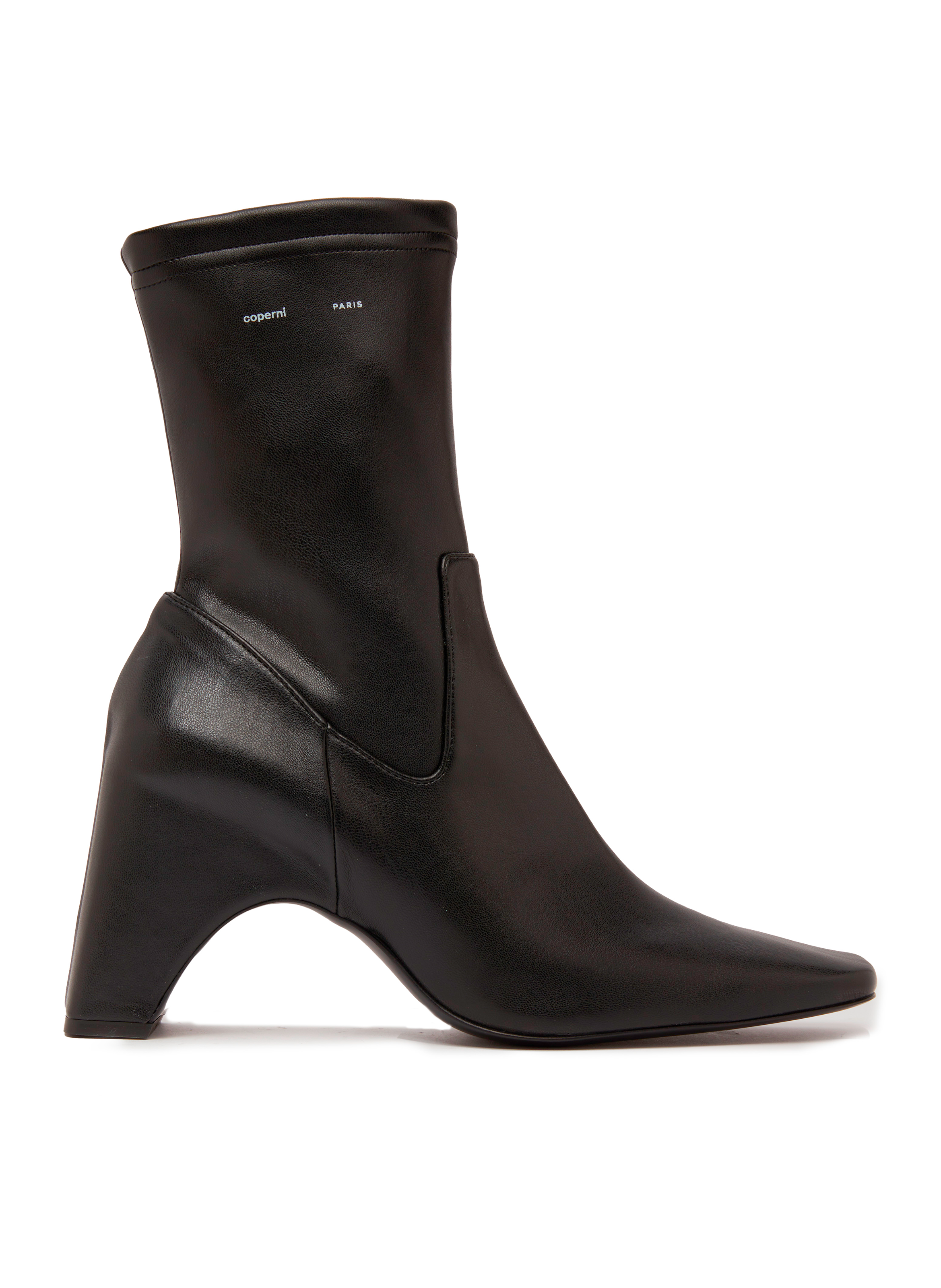 Une botte noire en cuir à talon médium et bout pointu, avec le mot 'coperni PARIS' écrit en blanc en haut.