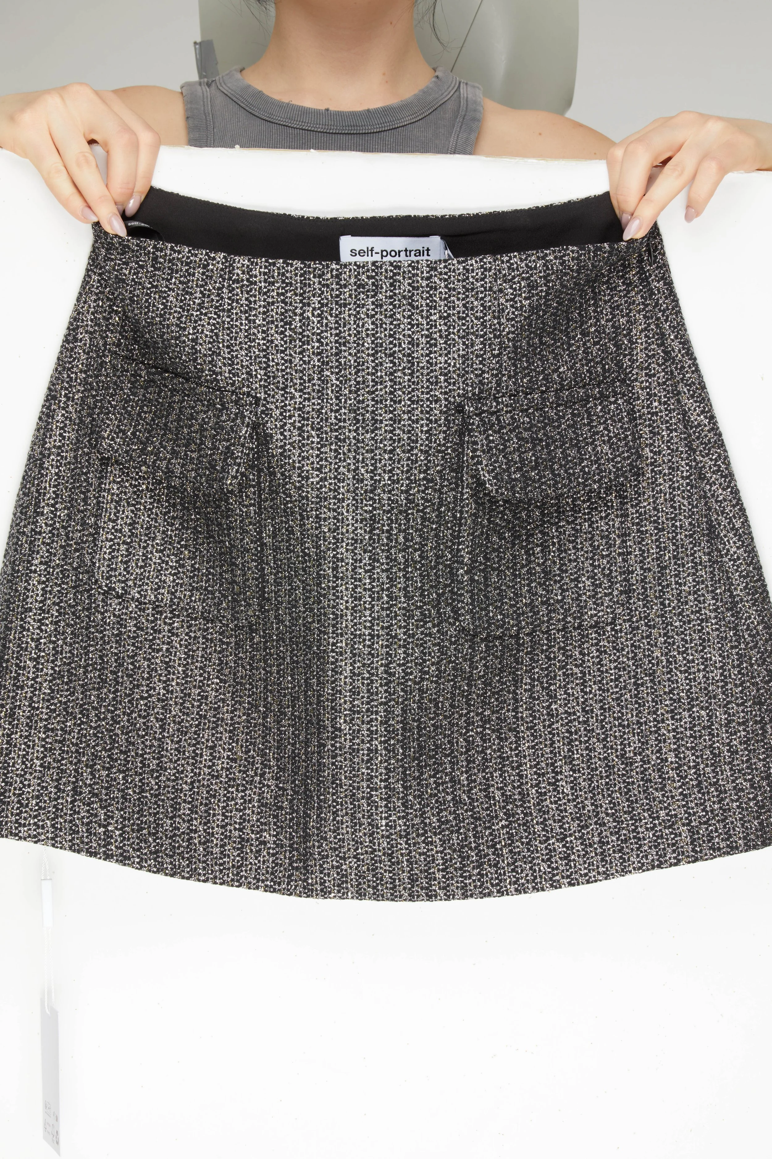 Jupe à motif noir et blanc, tenu par une personne