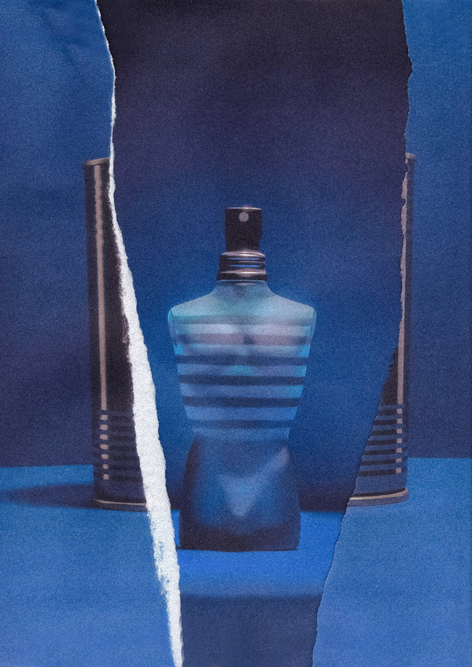 Une bouteille de parfum avec un motif rayé bleu et blanc, placée entre deux autres bouteilles de parfum et un tissu bleu en arrière-plan.