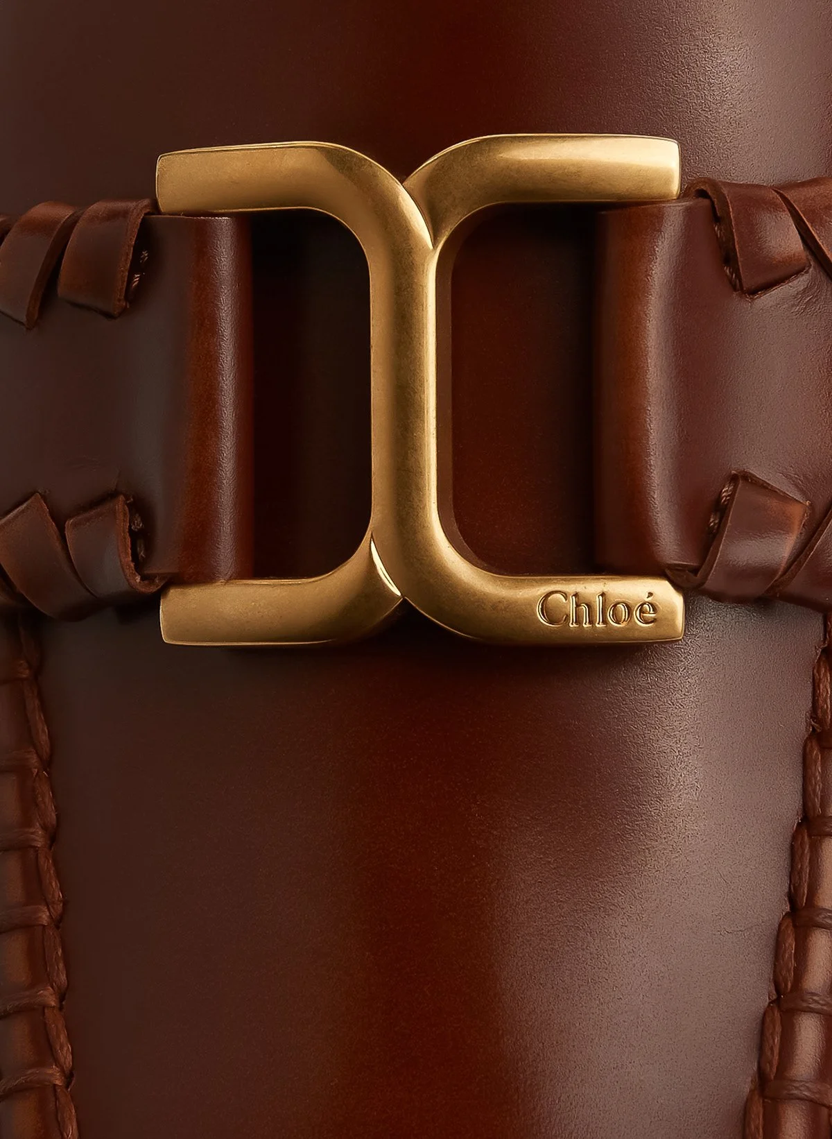 Ceinture en cuir marron avec boucle en métal doré gravée du nom 'Chloé'.