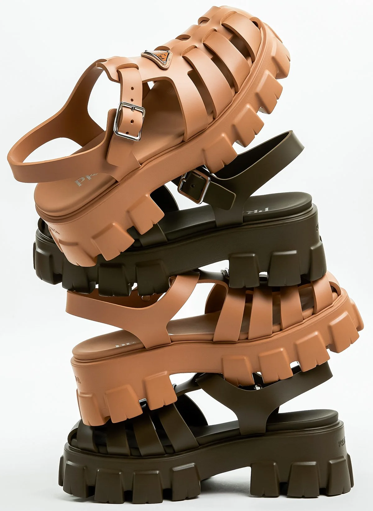 Chaussures de sandale à talons massifs, empilées les unes sur les autres de différentes couleurs, beige et noir, avec une semelle épaisse et à la mode