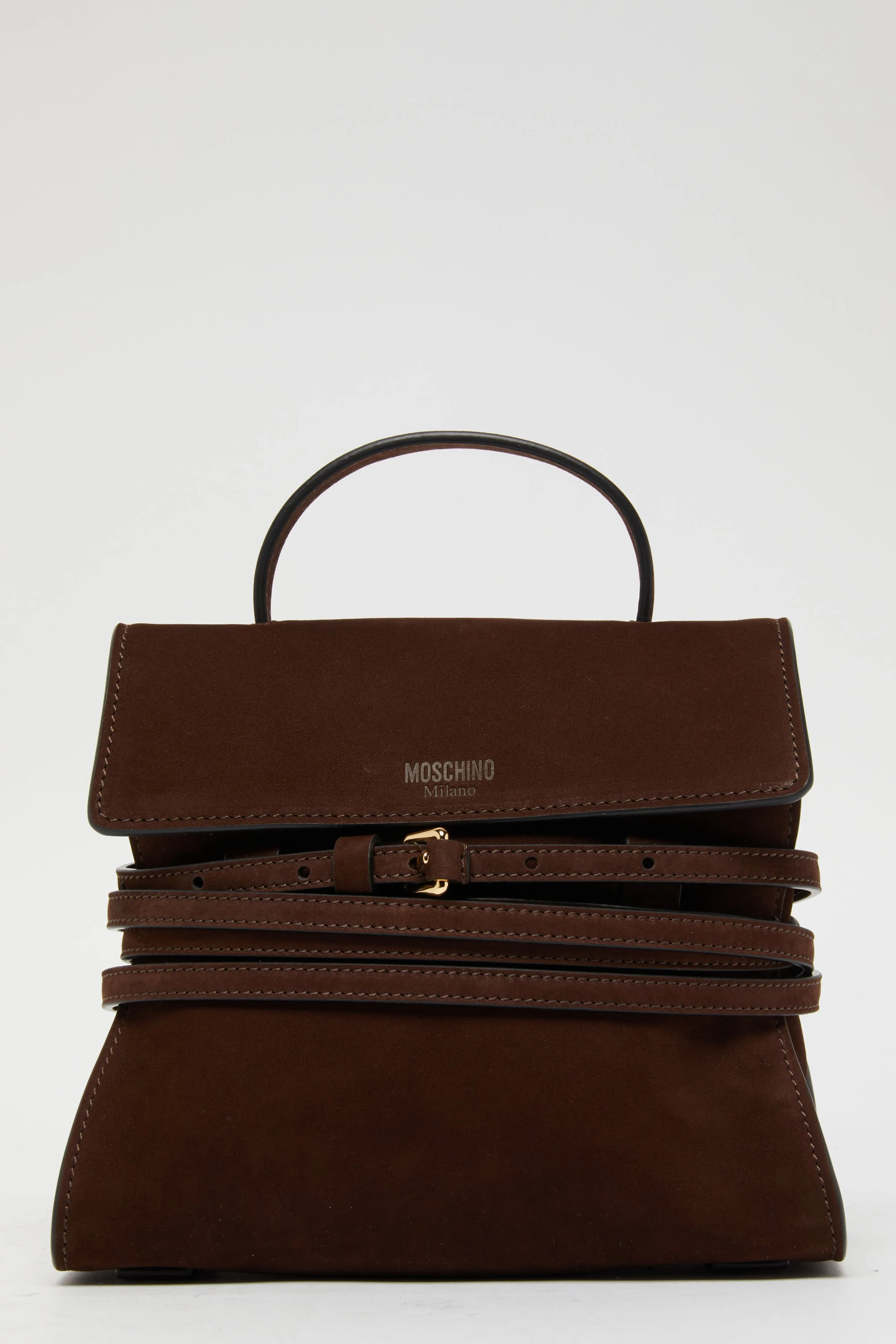 Sac à main marron en cuir de la marque Moschino avec une poignée en haut et une chaîne enroulée sur le devant, sur fond blanc.