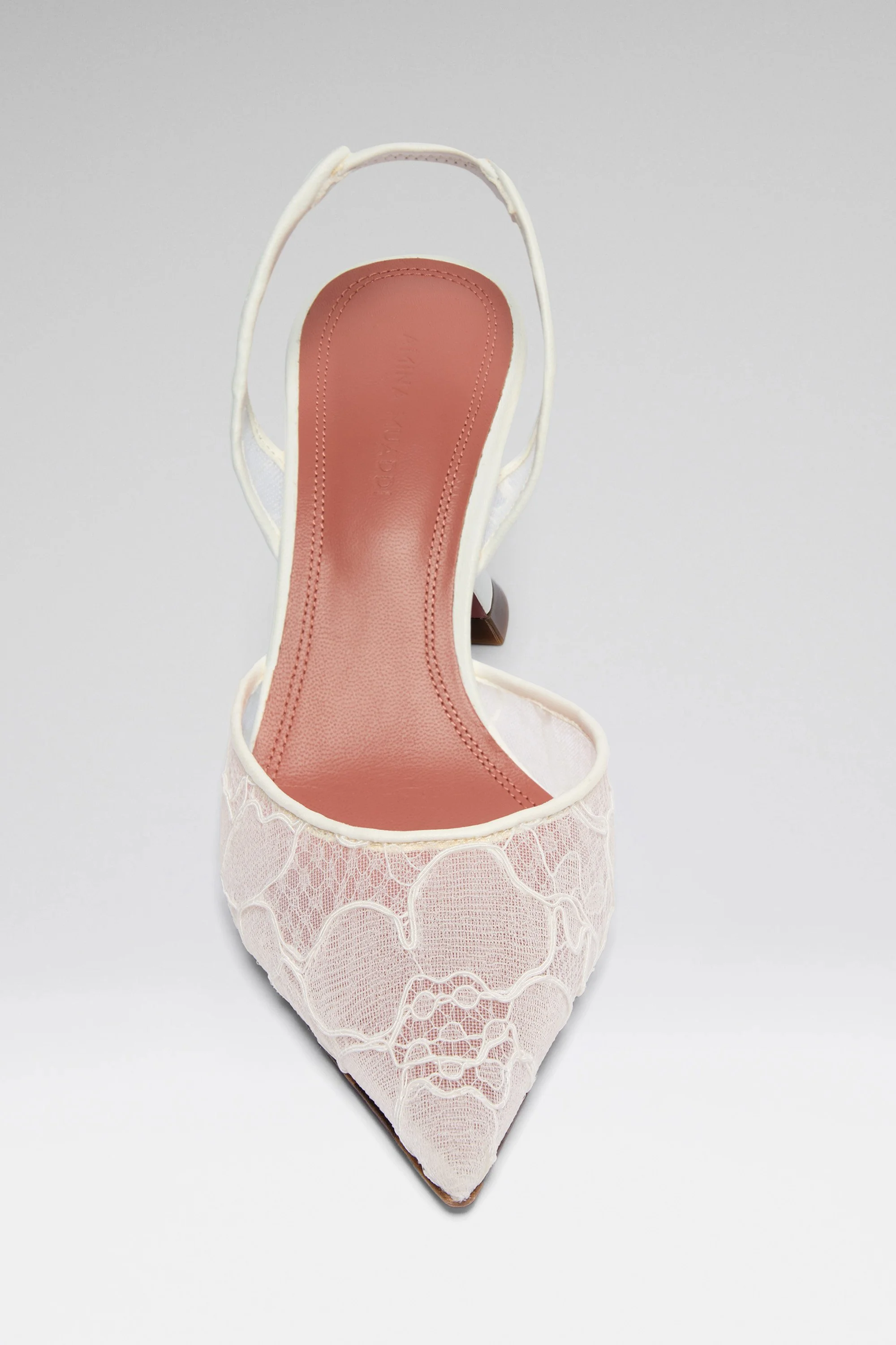 Chaussure à talon blanc en dentelle avec une semelle intérieure en cuir rose