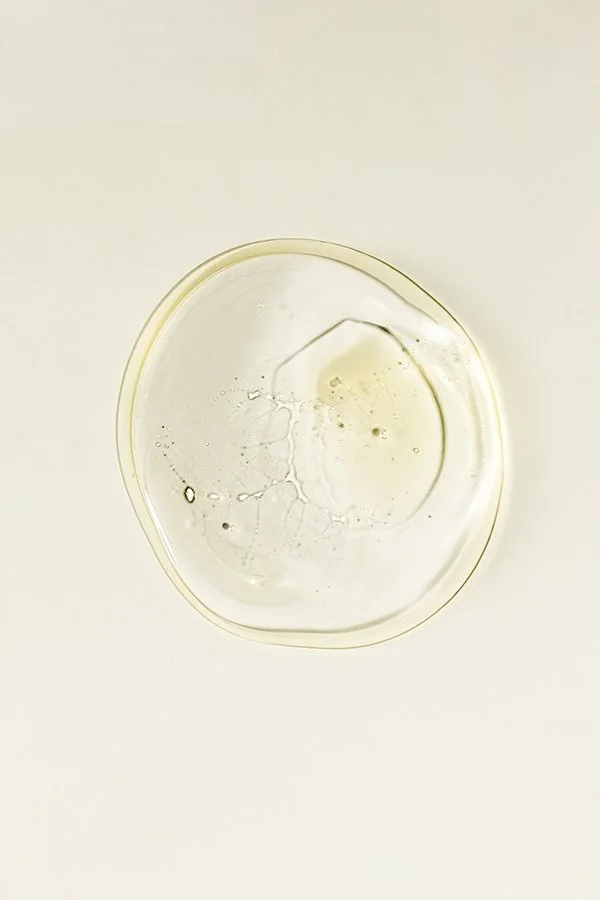 Un ovule de poule dans un plat en verre transparent.