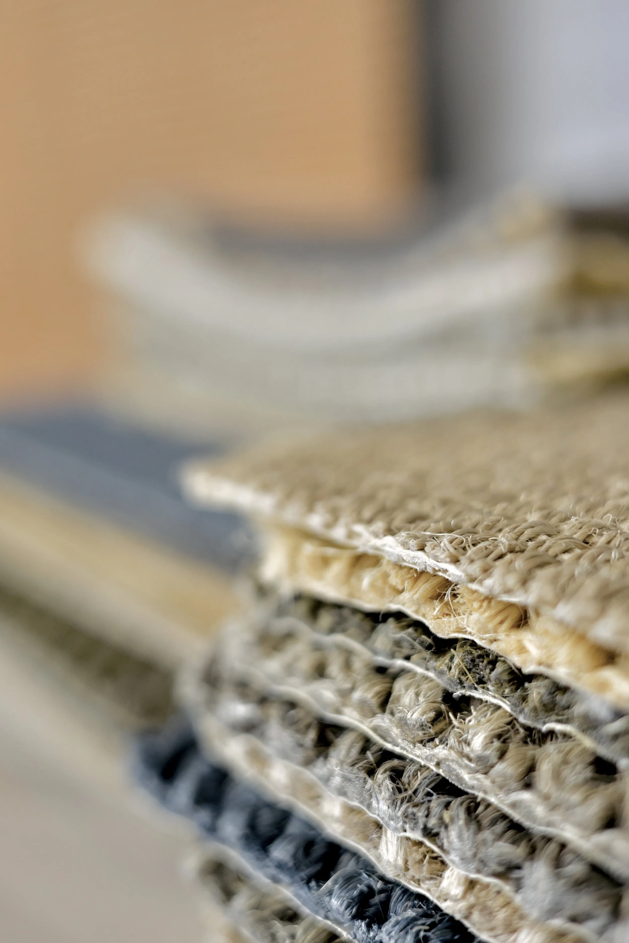 Primeiro plano de uma pilha de caixas de papelão ou embalagens de papel, com foco nas camadas superiores, parece um ambiente de armazenamento ou descarte.
