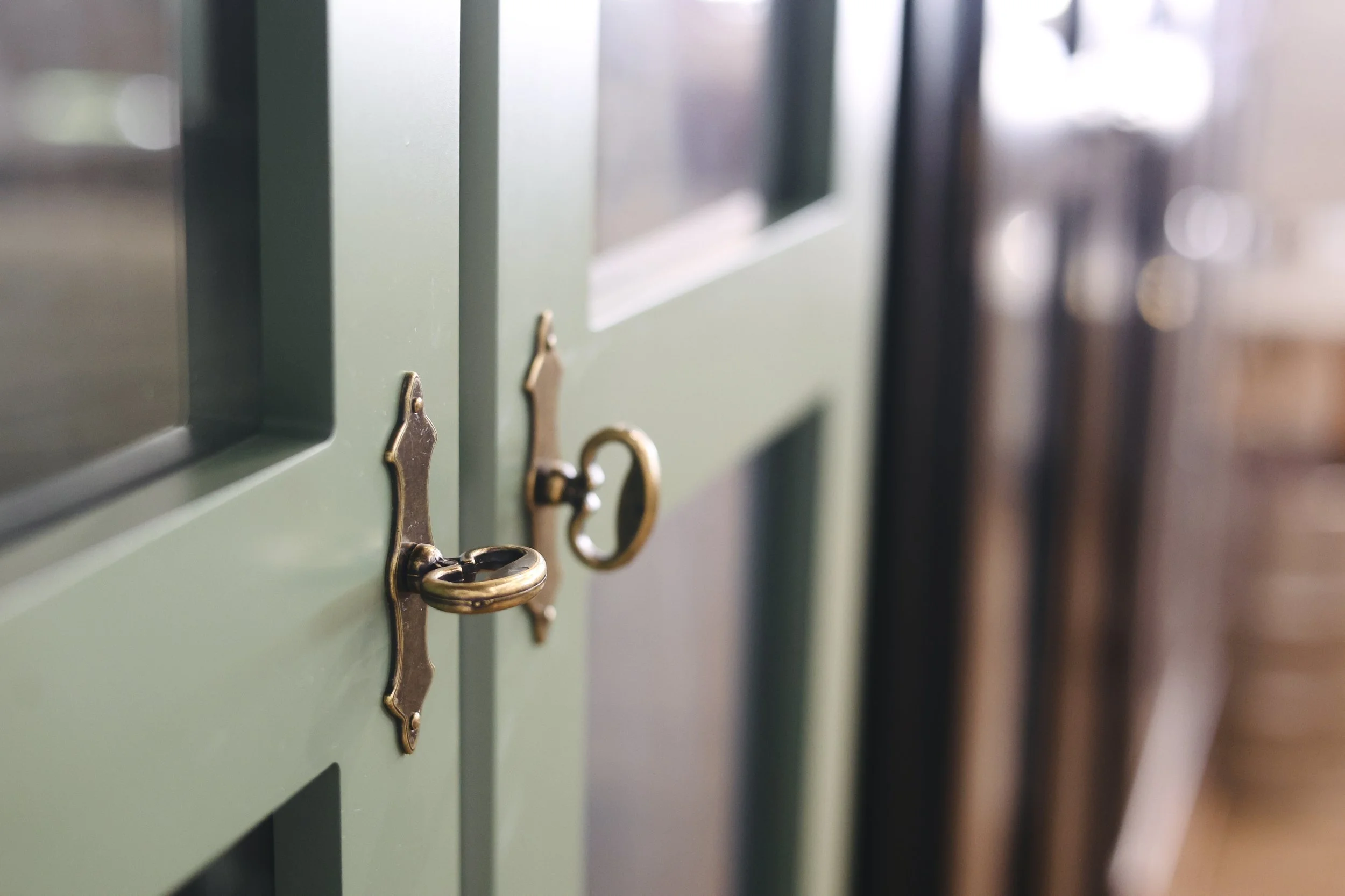 Fechaduras antigas de ferro em porta verde