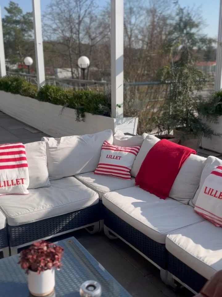 Sonne scheint &ndash; da gibt es nur eins zu tun: ab ins Knossos! ❤️ probiert doch gleich unseren #500 Lillet Lemoni, nur noch f&uuml;r kurze Zeit 🍹🍋 Nutzt auch die Sonne in unserem gem&uuml;tlichen Lounge-Bereich aus f&uuml;rs erste Fr&uuml;hlings