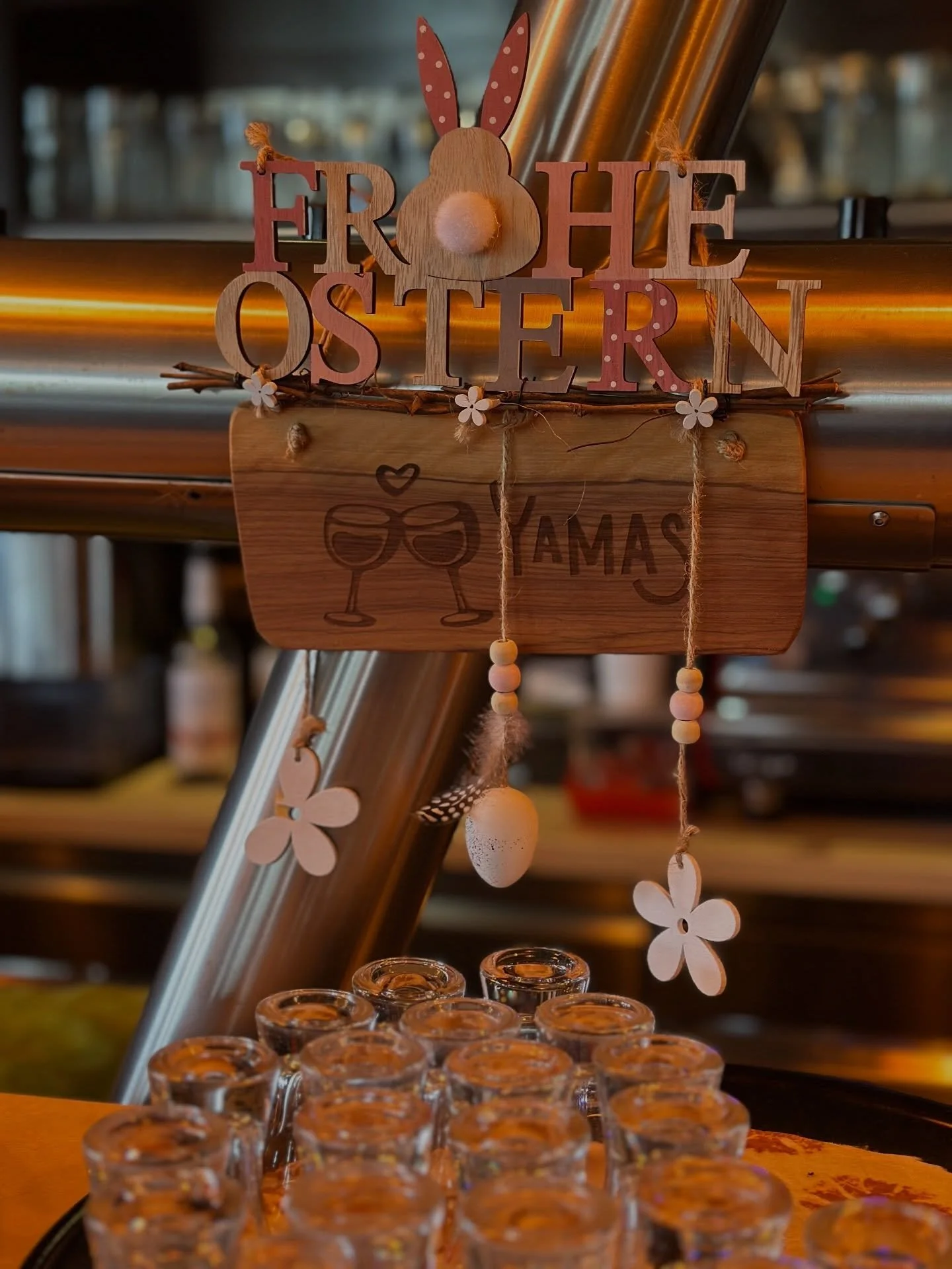 Wir w&uuml;nschen frohe Ostern, liebe G&auml;ste! 🐣🌼 Wir haben heute, am Samstag, Osternsonntag und -Montag bereits ab 12 Uhr ge&ouml;ffnet ☀️🌸 das hei&szlig;t ganz viel M&ouml;glichkeiten, f&uuml;r ein sch&ouml;nes Osternfest im Knossos! 💕 Vor a