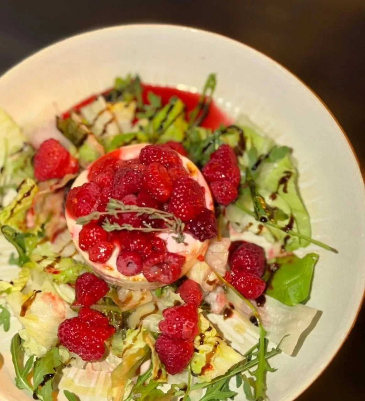 Ziegenkäse mit heißem Himbeeren und Honig