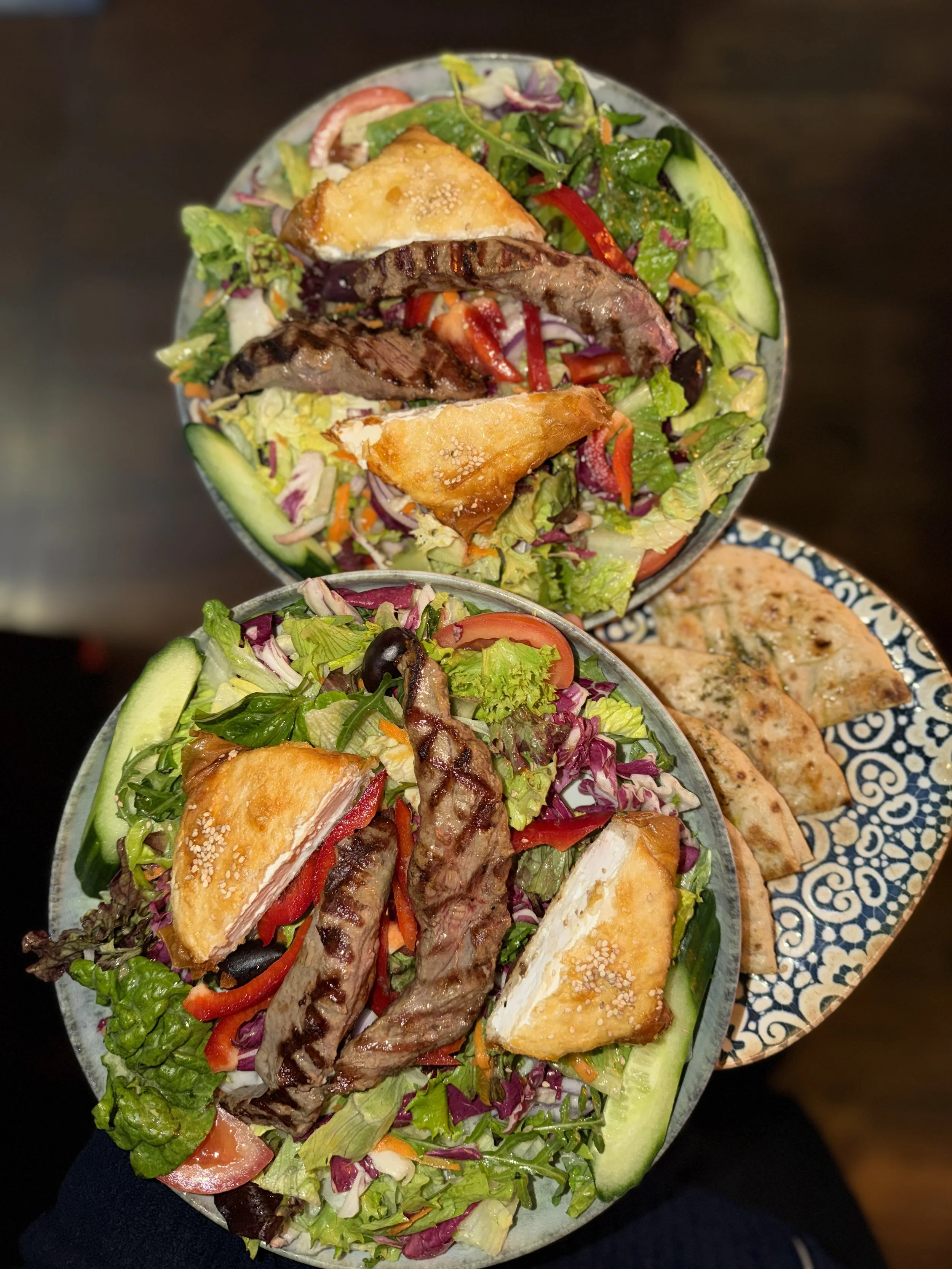 Bunte Salat mit Lammfilet und Ziegenkäse im Blätterteig mit Honig verfeinert