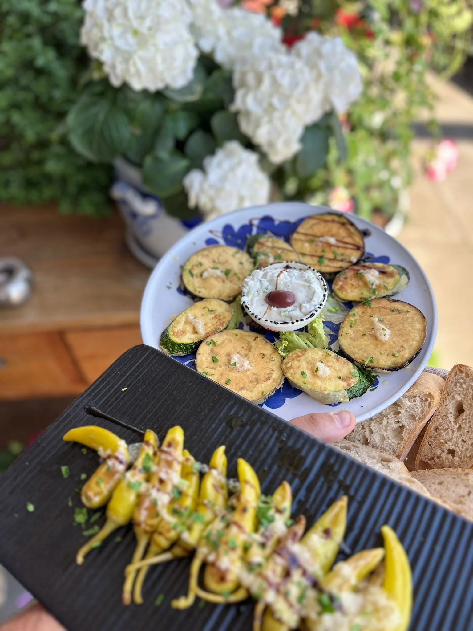 Gegrillte Pepperoni und frittierte Auberginen und Zucchini