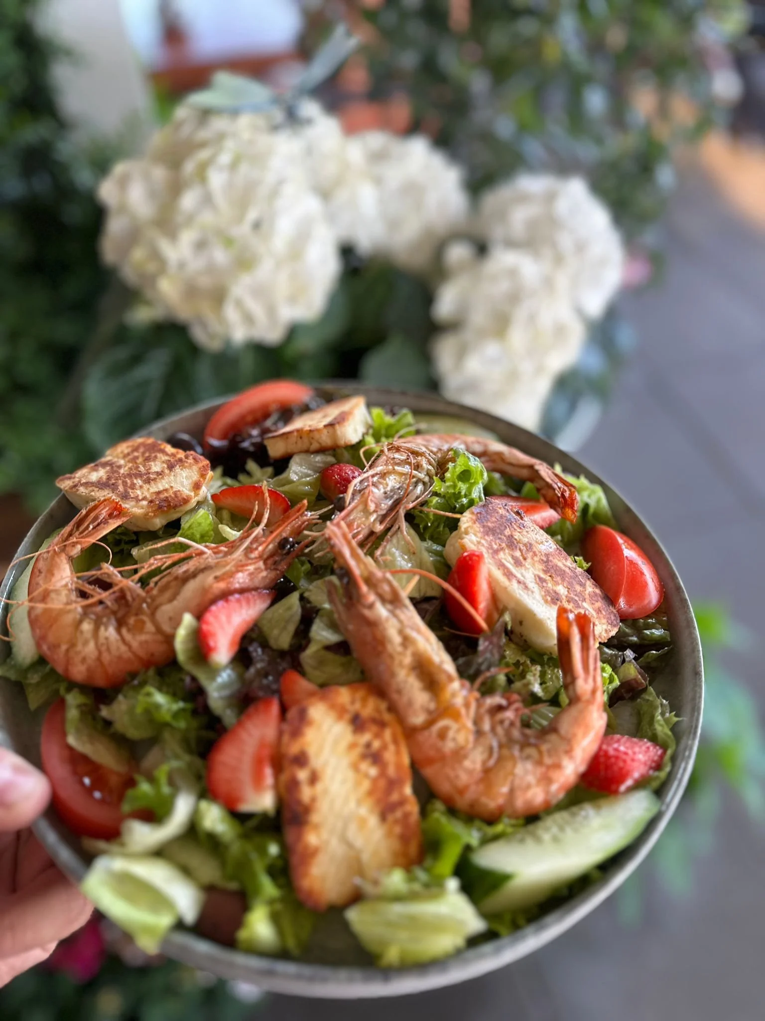 Bunte Salat mit Garnelen, Halloumi, Erdbeeren, Tomaten