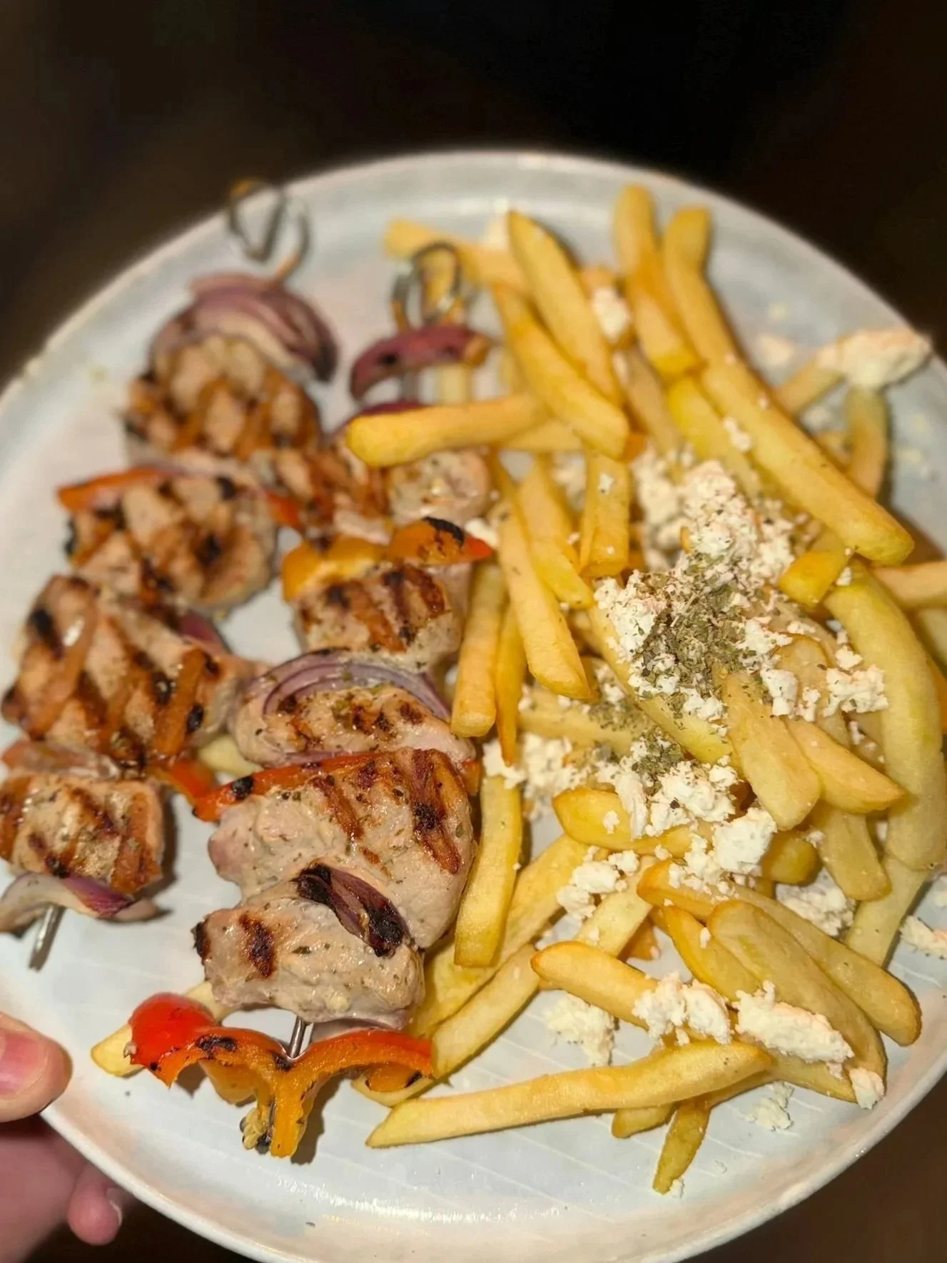 Hähnchen Souvlaki vom Grill mit Pommes verfeinert mit Fetakäse und Oregano