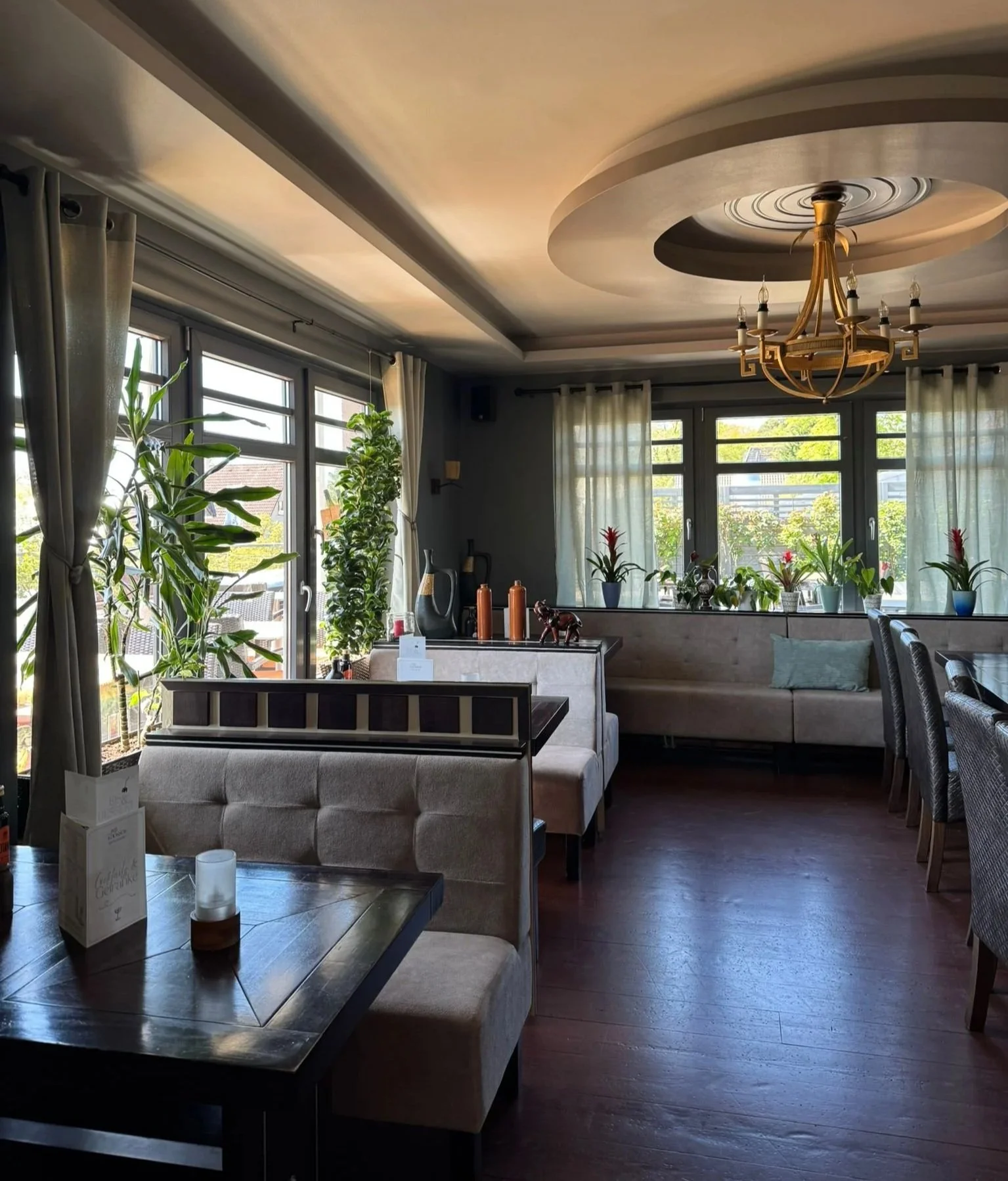 Innenaufnahme eines eleganten Privaten Raums mit großen Fenstern und stilvoller Dekoration