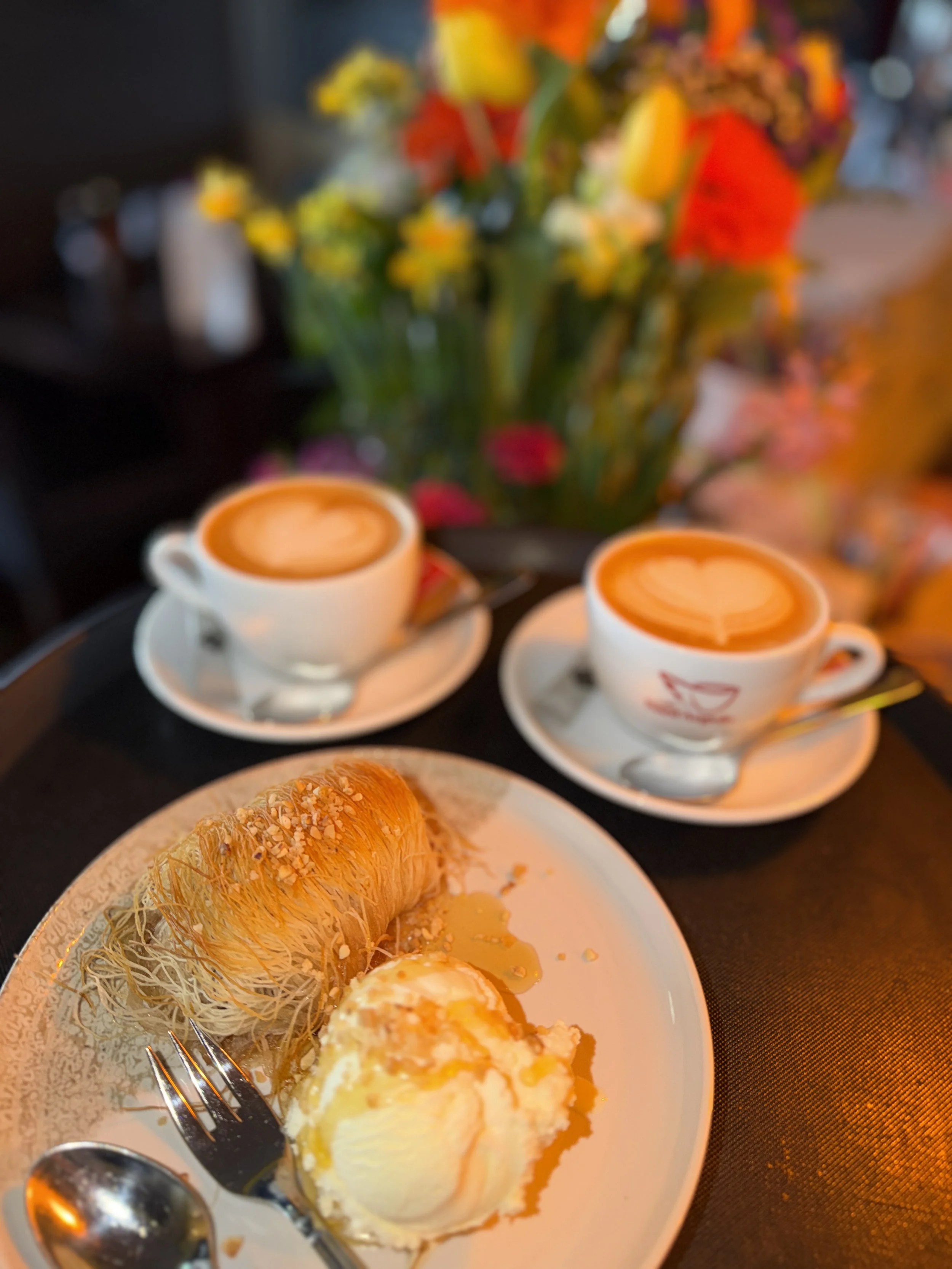 Cappuccino und Kataifi mit Vanilleeis