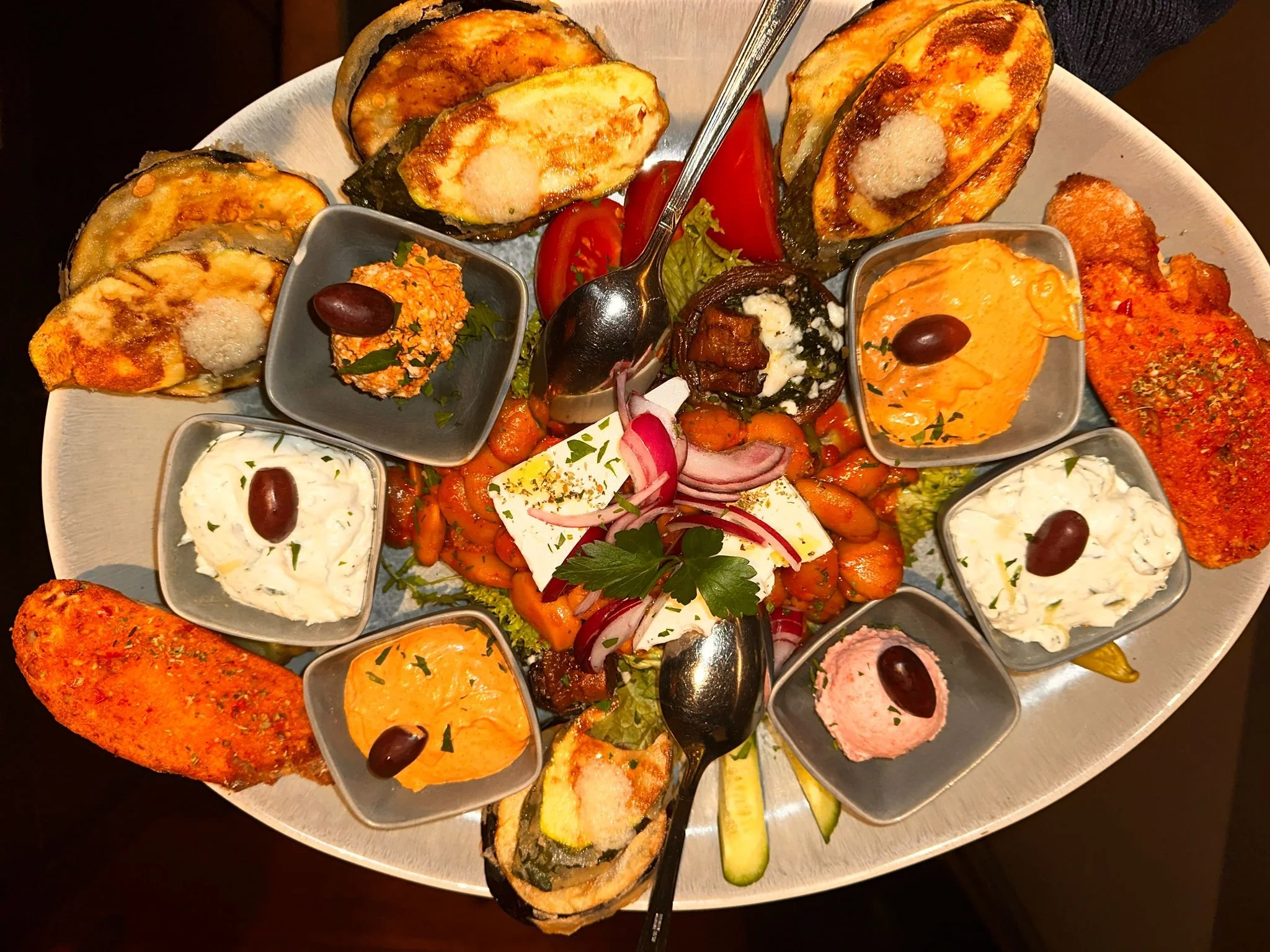 Gemischtes Mezze Platte für 2 Personen, mit tzatziki, chtipiti, knoblauchdip, taramas, Knoblauchbrot, Auberginen, Zucchini, griechische Riesenbohnen in Tomatensoße, Fetakäse.