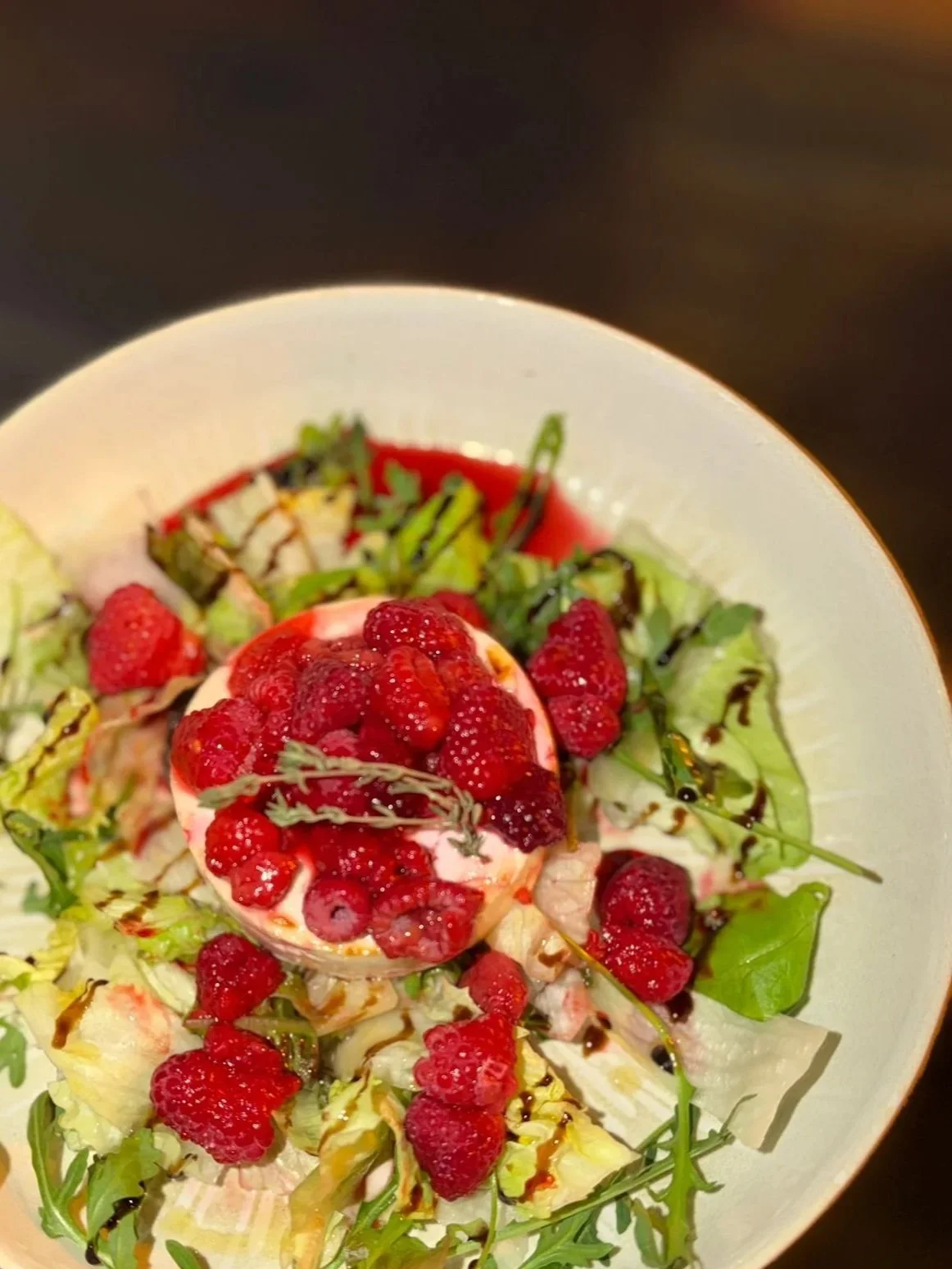 Ziegenkäse mit heißem Himbeeren und Honig