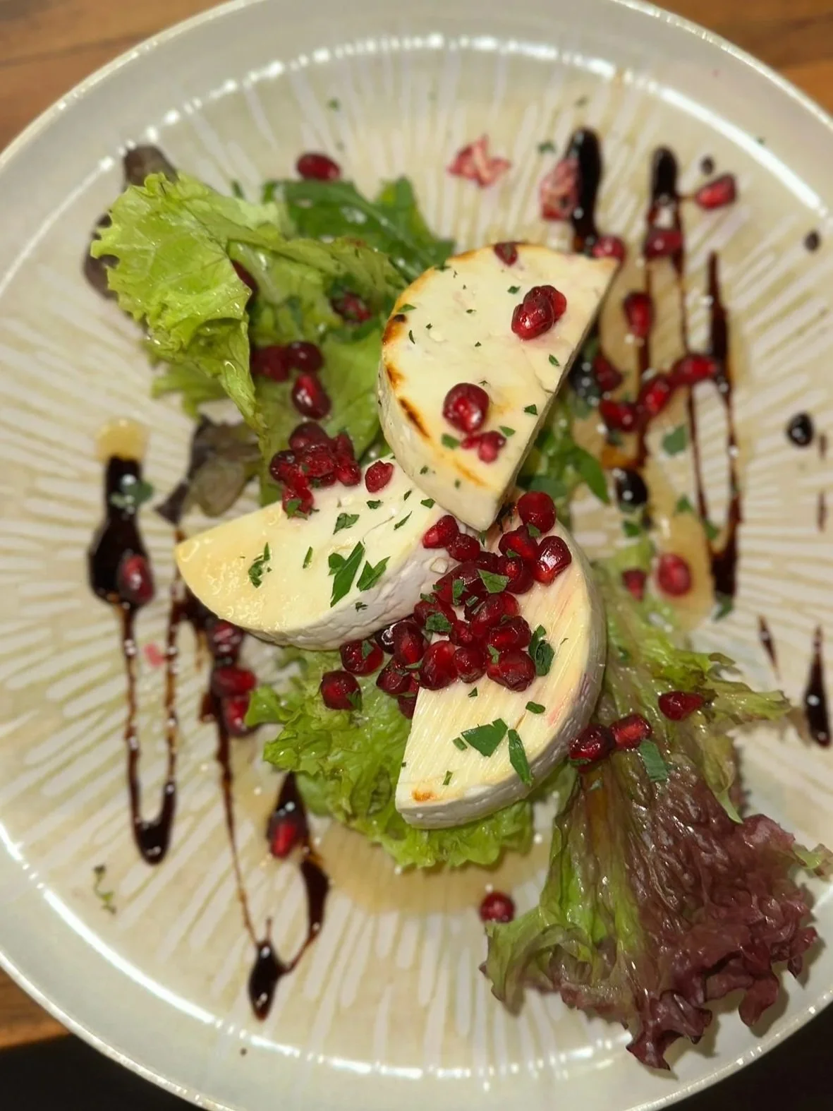 Karamellisierte Ziegenkäse mit Honig, Granatapfelkerne und Balsamico-Reduktion