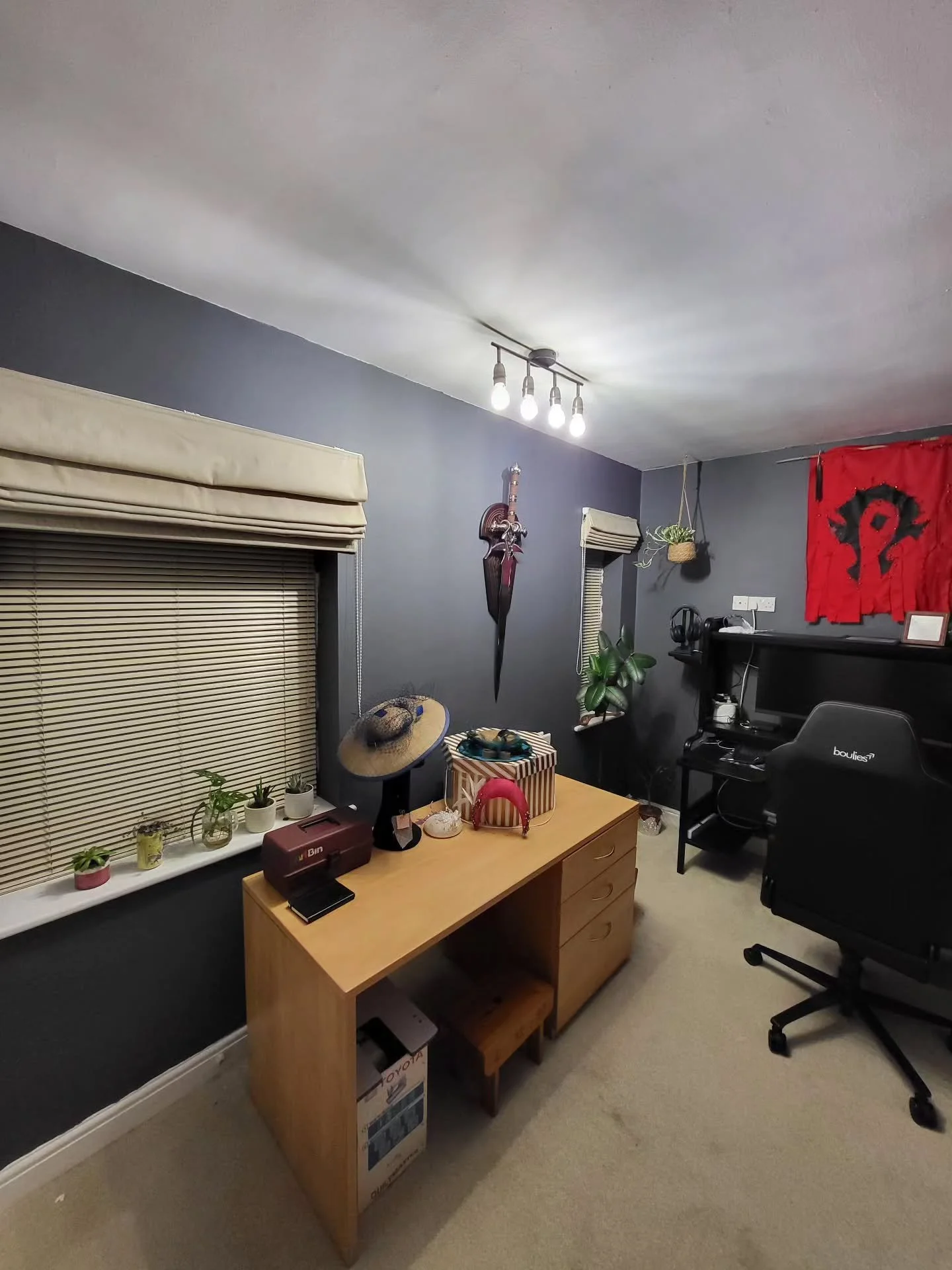 After a few extra things being added ~ the workroom is now ready for making some new hats! Ive re-done my storage, and can now have more than one hat on the go at once with a dedicated drying shelf! Its the simple things 🤩

Im eager to get my design